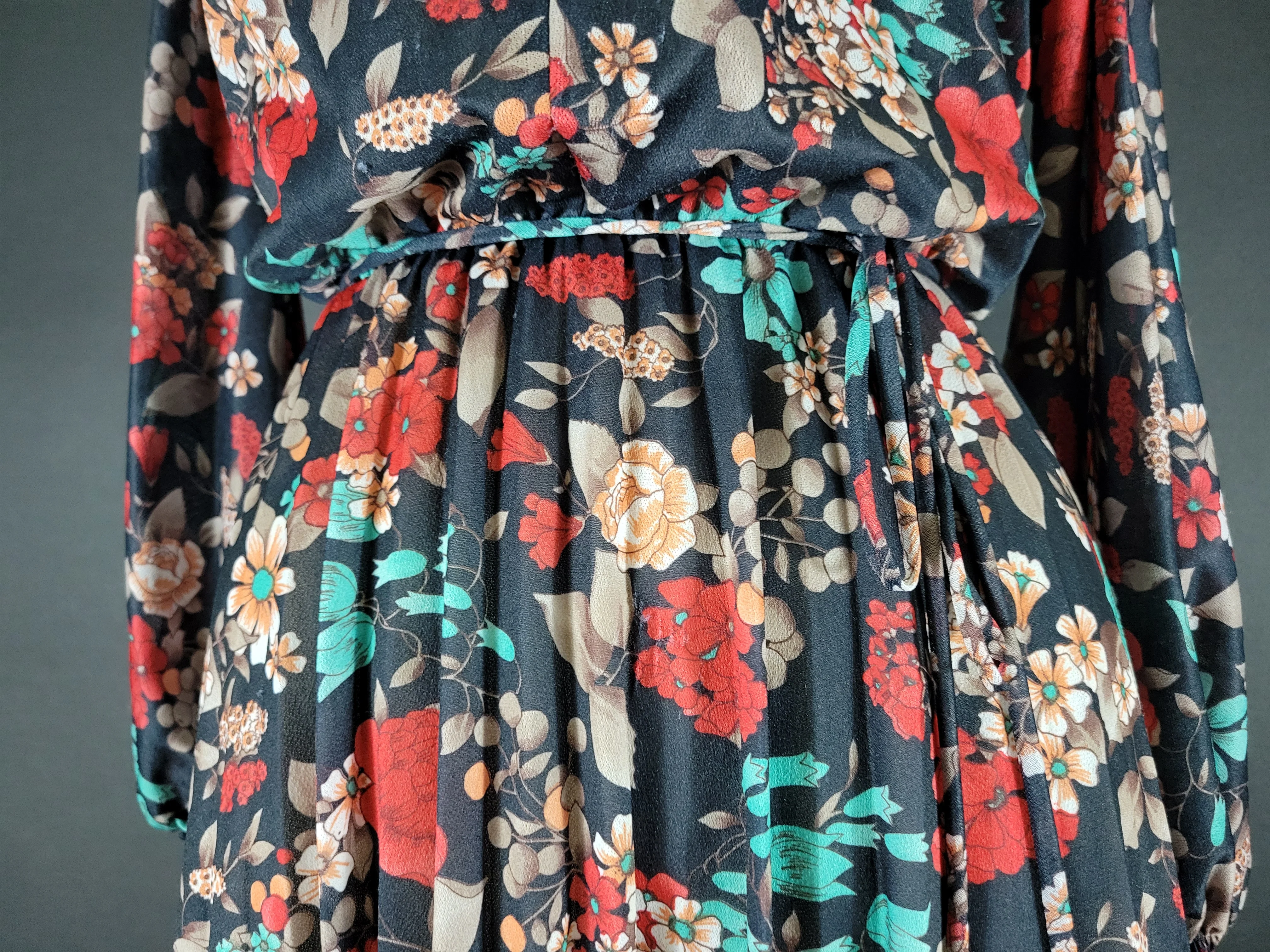 70s Black Floral Long Sleeve Keyhole Pleated Dress - Image 6