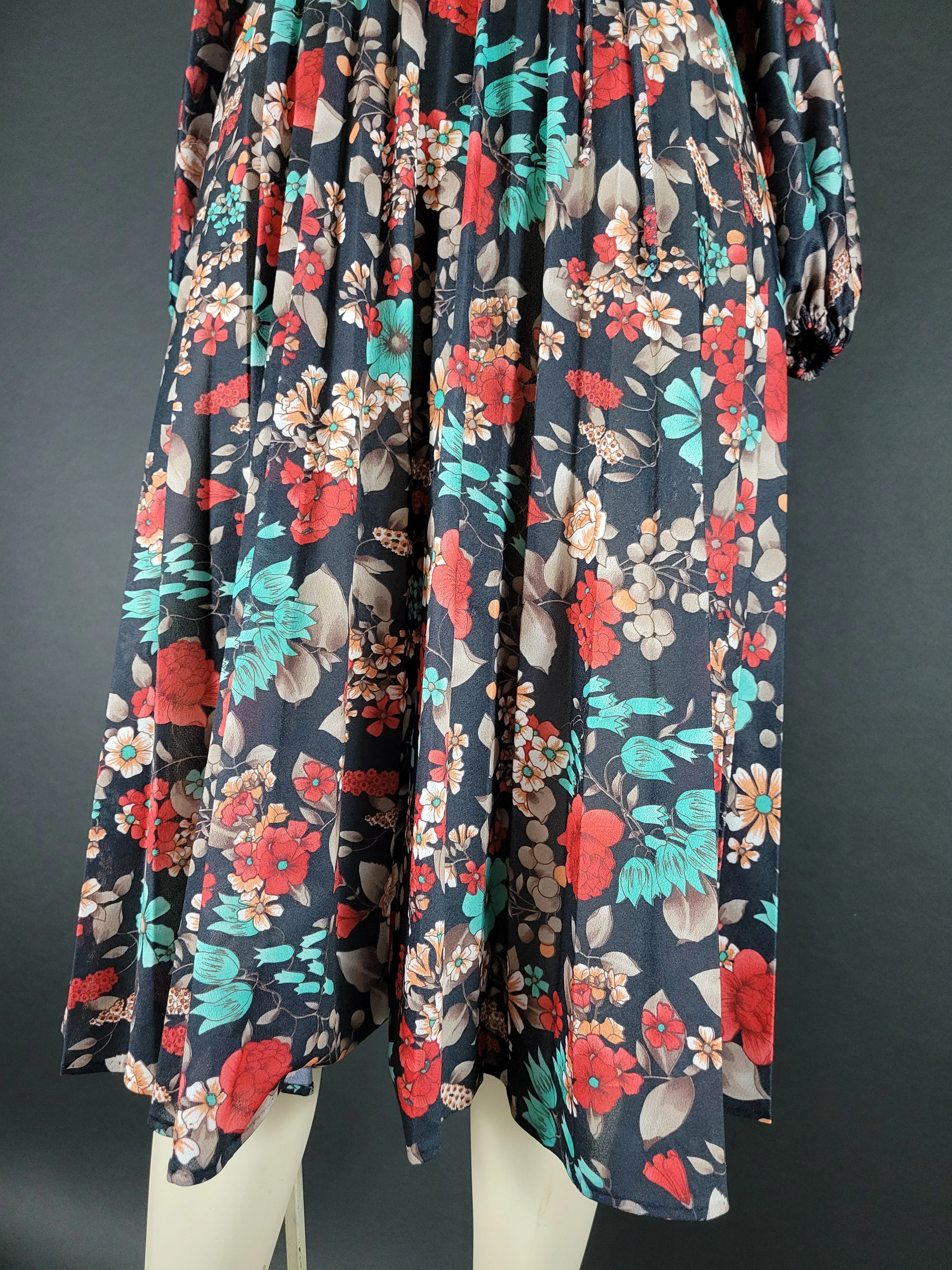70s Black Floral Long Sleeve Keyhole Pleated Dress - Image 7