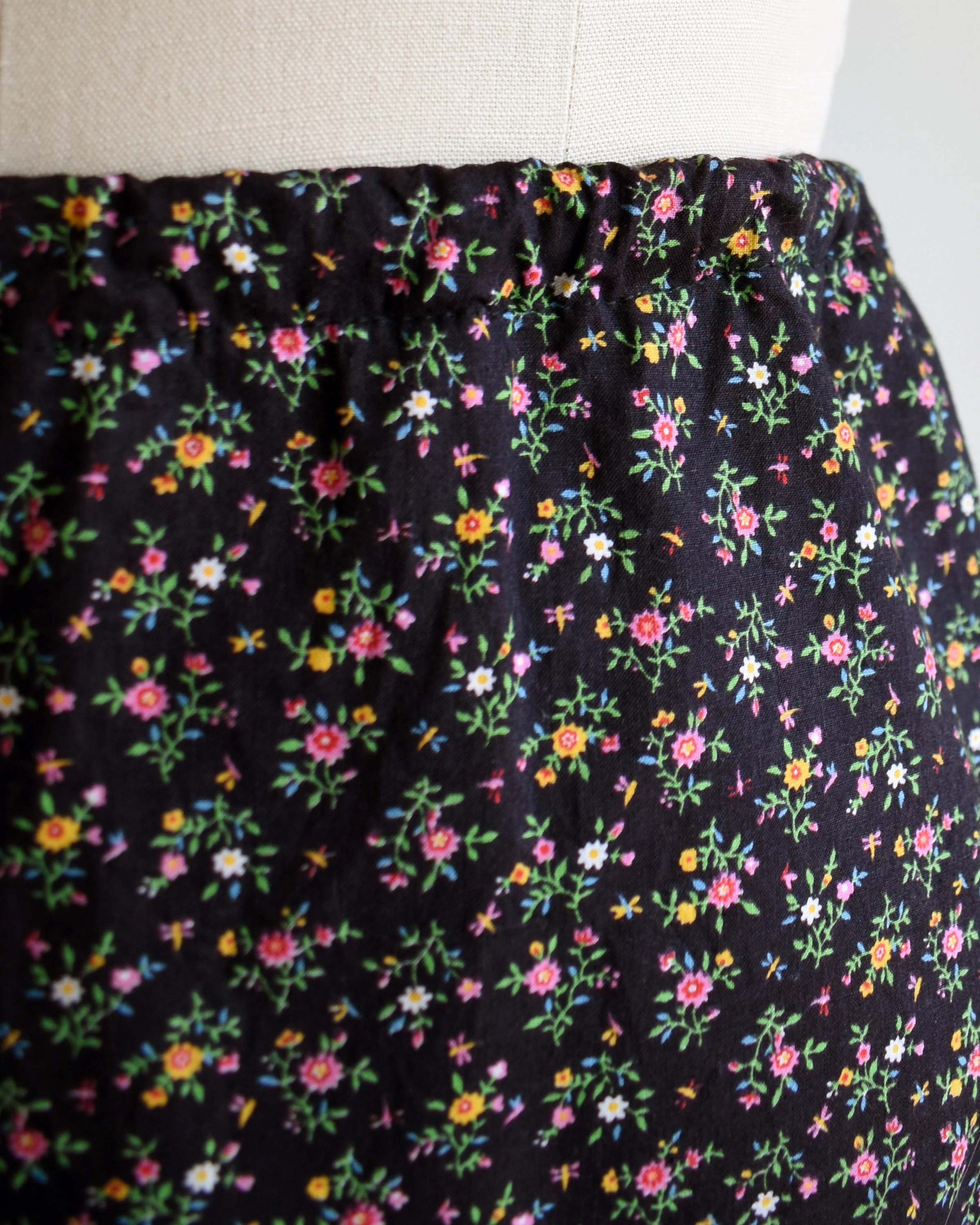 70s Black Floral Two Piece Set Vintage 70s Blouse and Skirt Calico Flower Print Dress Set, 2x by Lane Bryant - Image 9