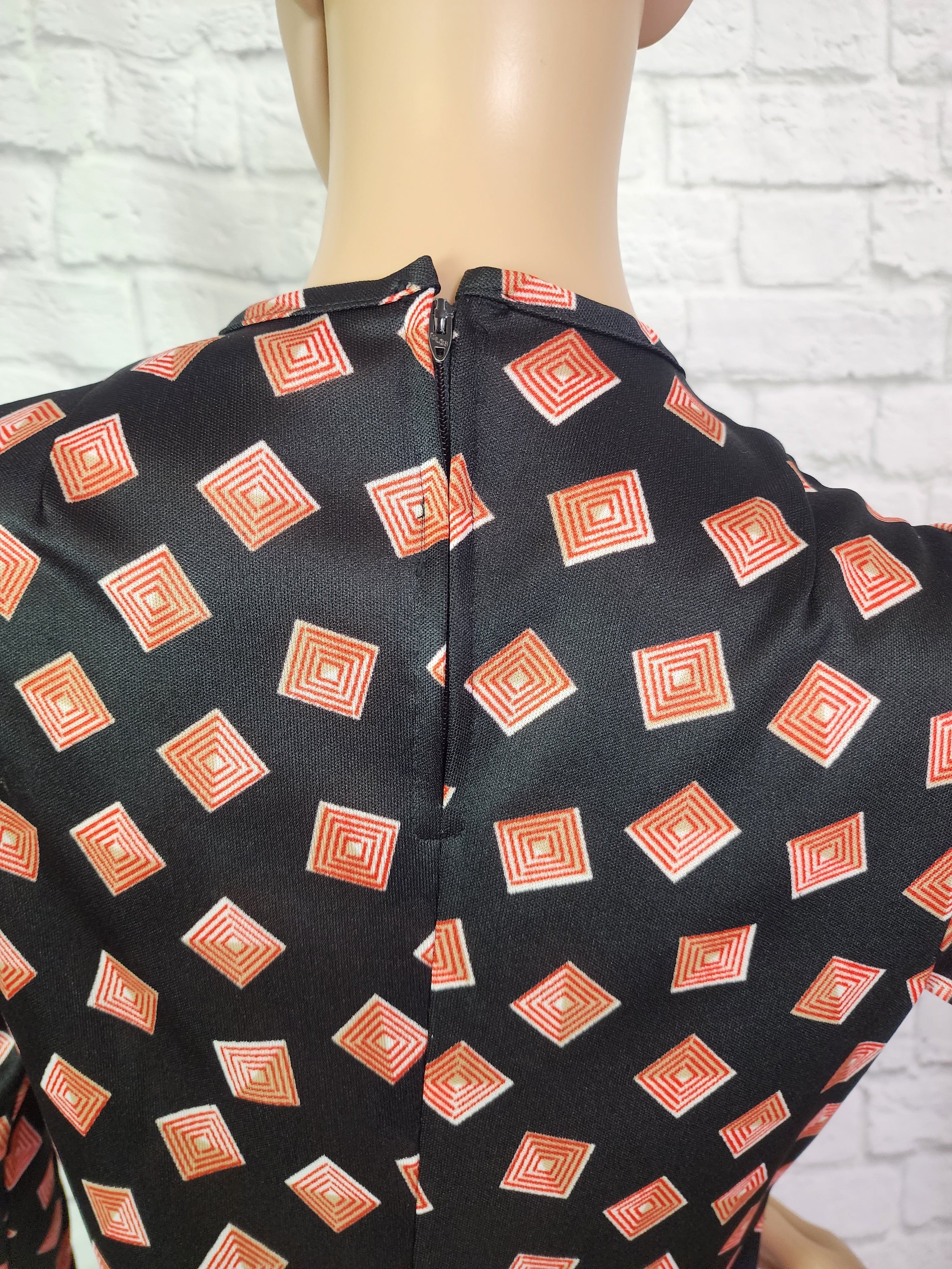 70s Black Red Squares Print Shift Dress Keyhole Neck - Image 4