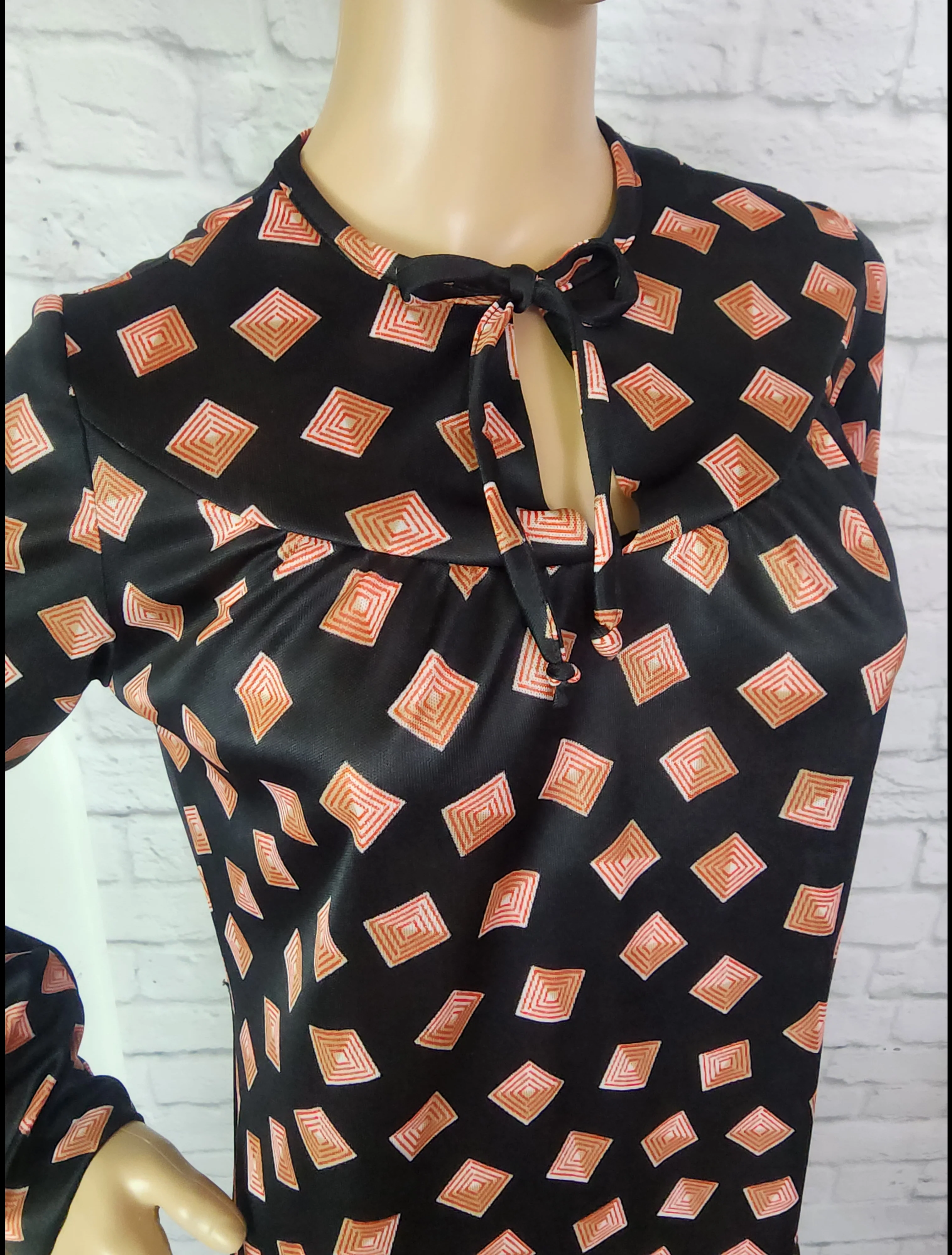 70s Black Red Squares Print Shift Dress Keyhole Neck - Image 5