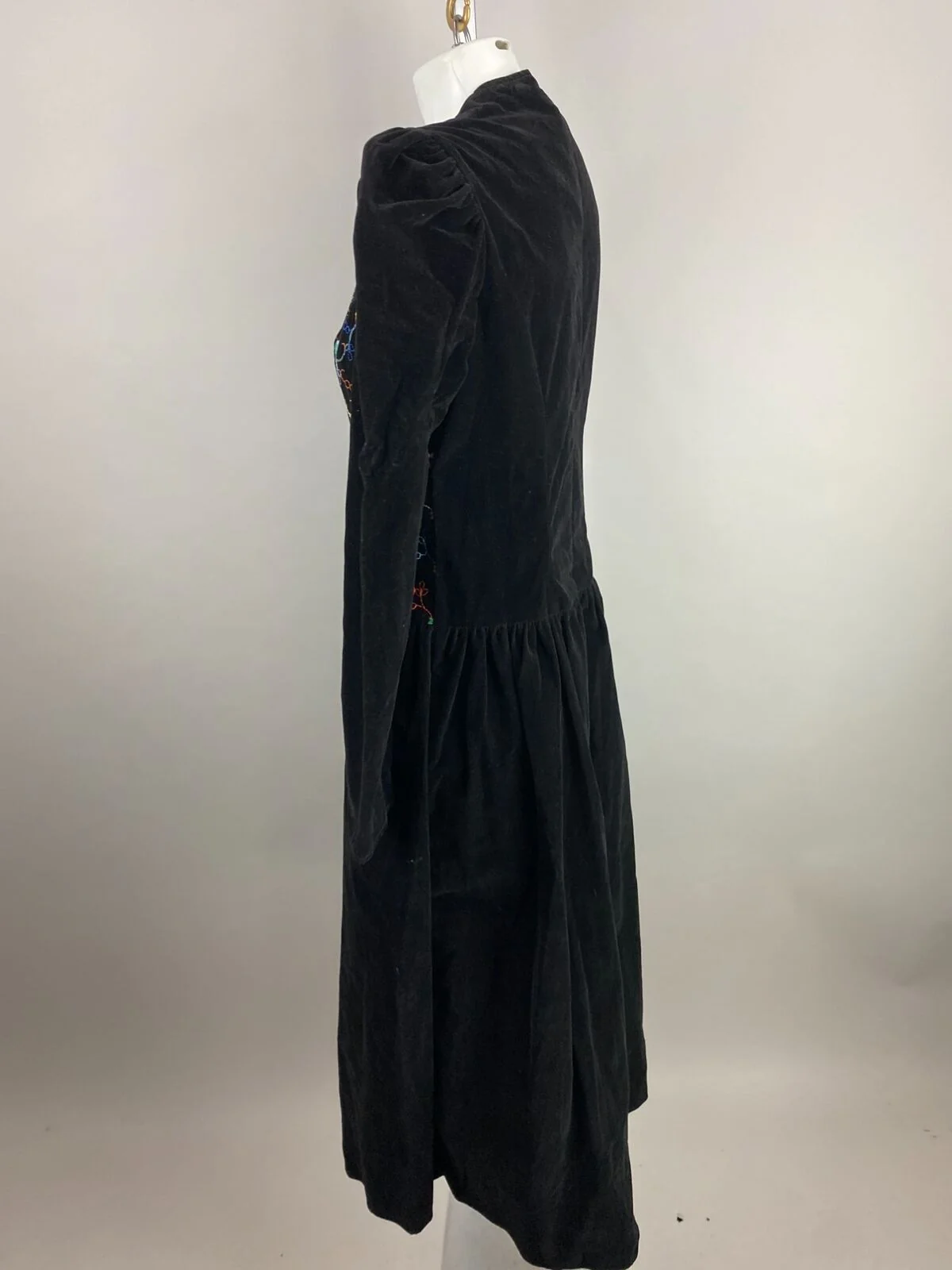 70s Black Velveteen Gown Dress Puff Sleeve Embroidered - Image 4
