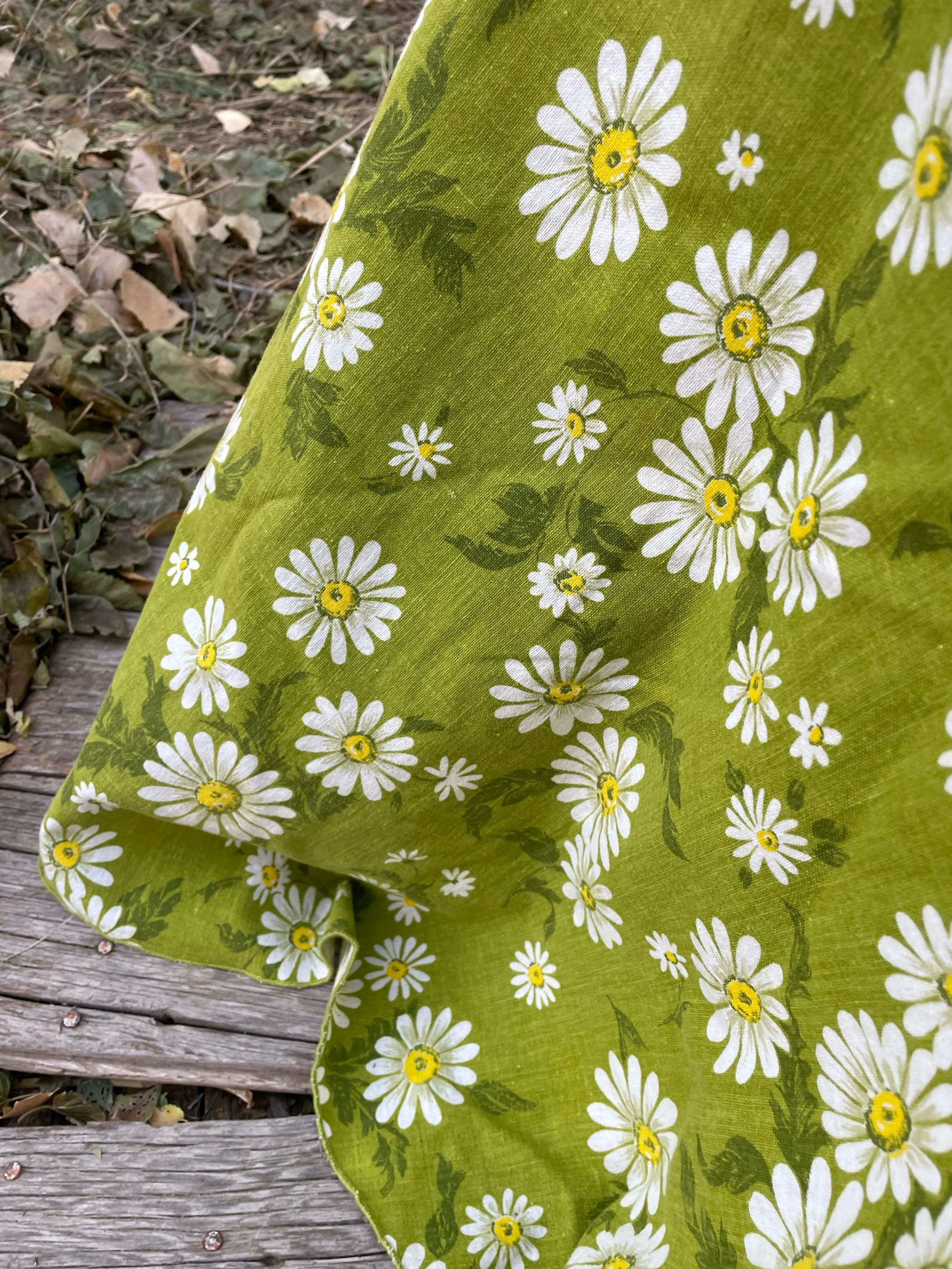 70s Daisy Mod Cotton Round Tablecloth 55" - Image 12