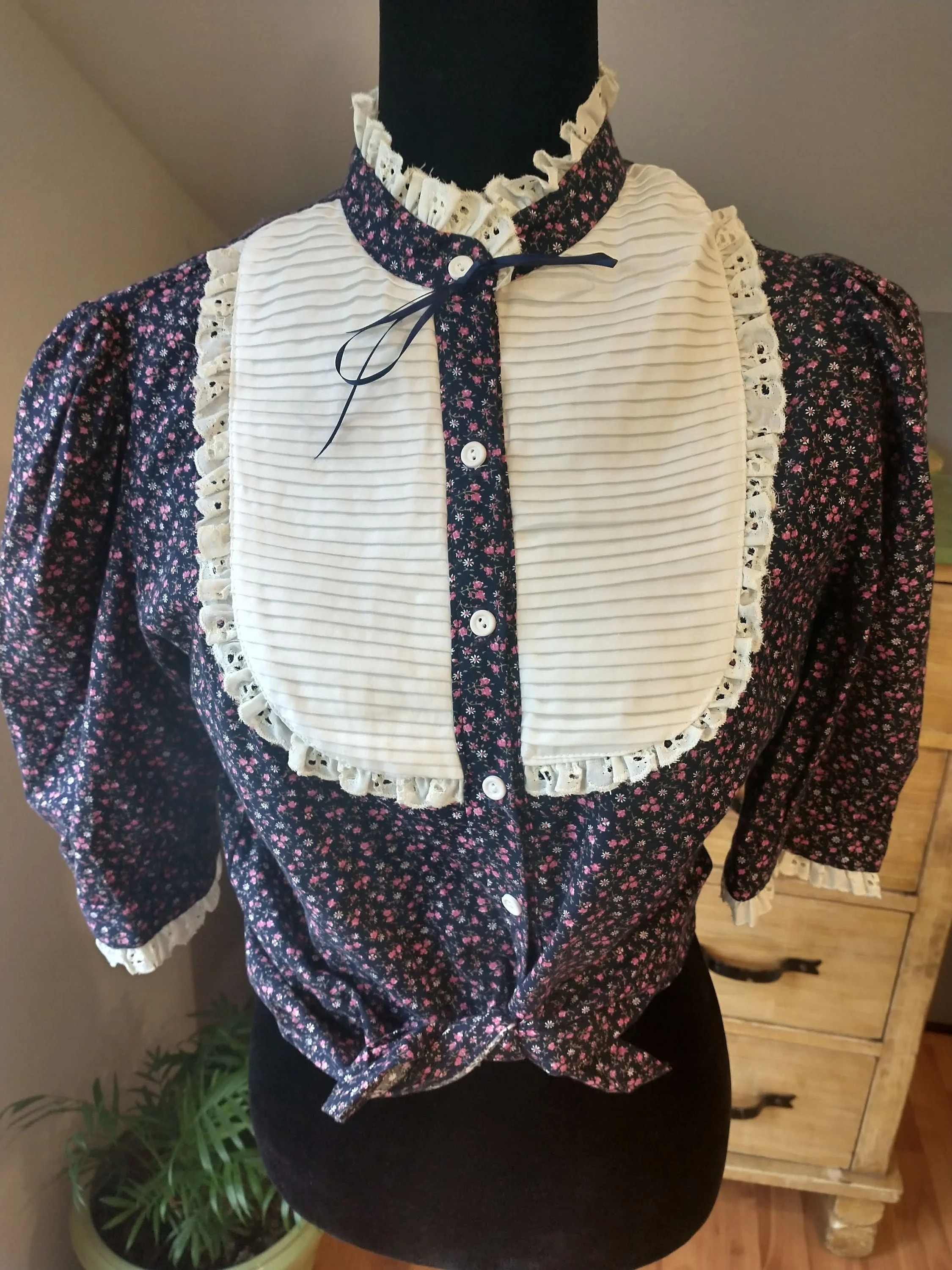 70s High Neck Gunne Sax Style No Tags Blue Calico Blouse Lace Bib Women's Small To Medium - Image 3
