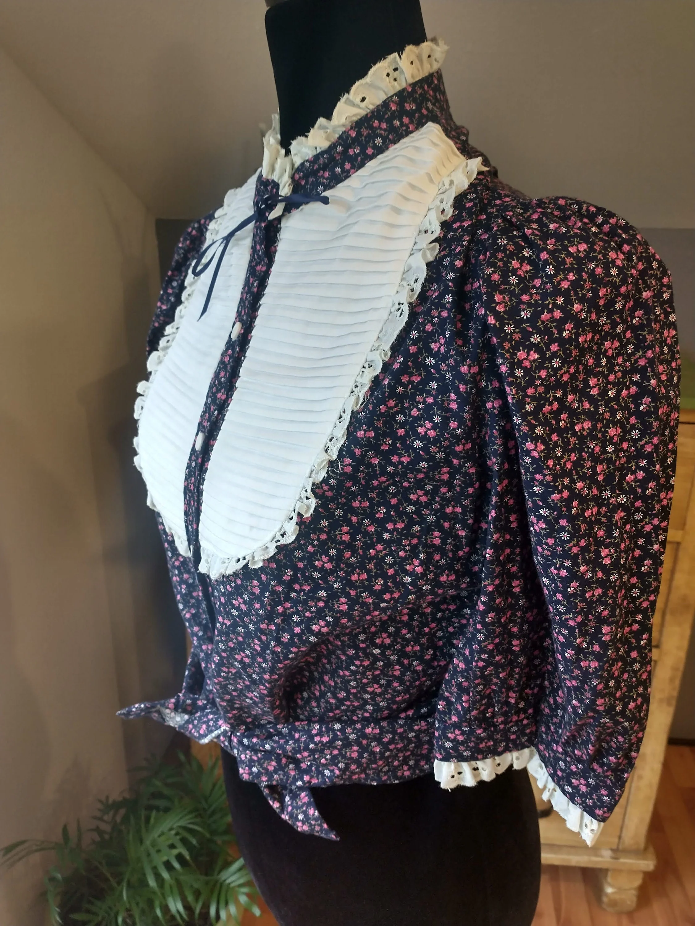 70s High Neck Gunne Sax Style No Tags Blue Calico Blouse Lace Bib Women's Small To Medium - Image 4