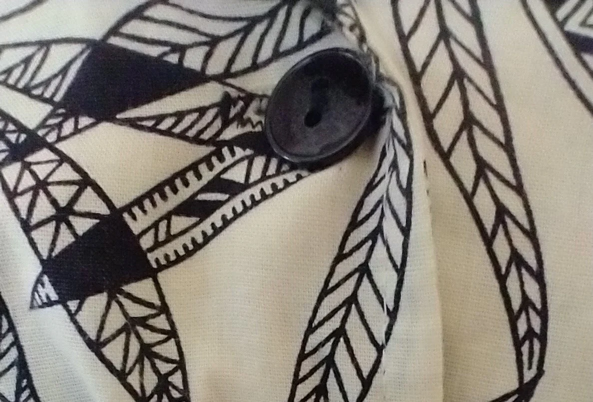 70s House Dress Ivory and Black Women's Medium To Large Floral and Fauna Print Button Rockabilly Made In Usa by Stuart Alan - Image 5