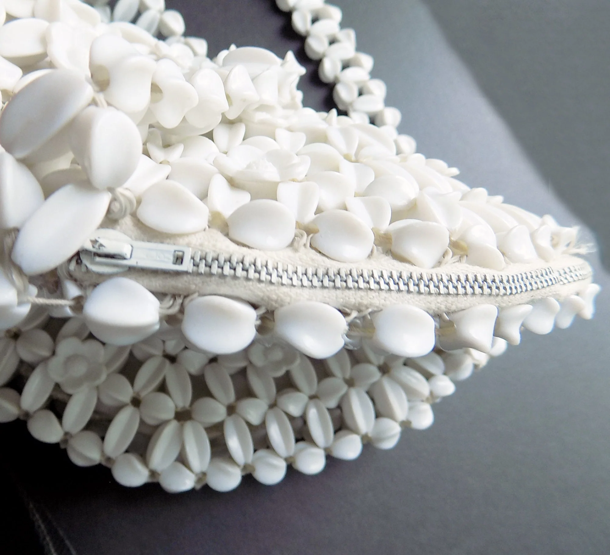 70s Mod Lady Ellen White Beaded Purse Shoulder Bag Hong Kong Clean Lined Flower Shaped Beads Metal Zipper Large Purse by Lady Ellen - Image 5