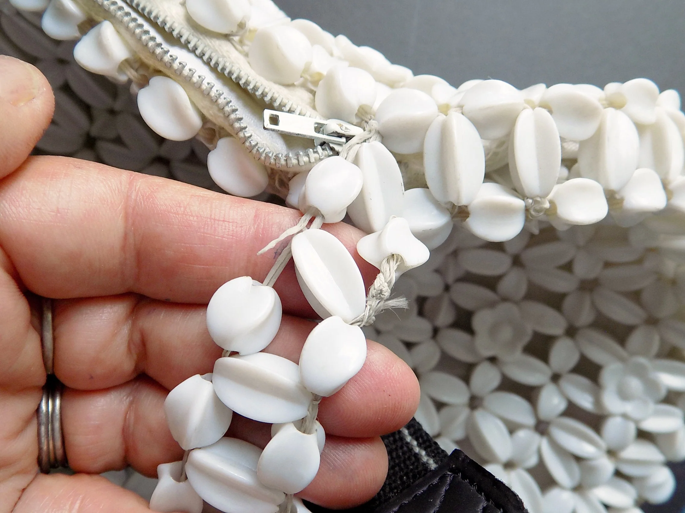 70s Mod Lady Ellen White Beaded Purse Shoulder Bag Hong Kong Clean Lined Flower Shaped Beads Metal Zipper Large Purse by Lady Ellen - Image 6