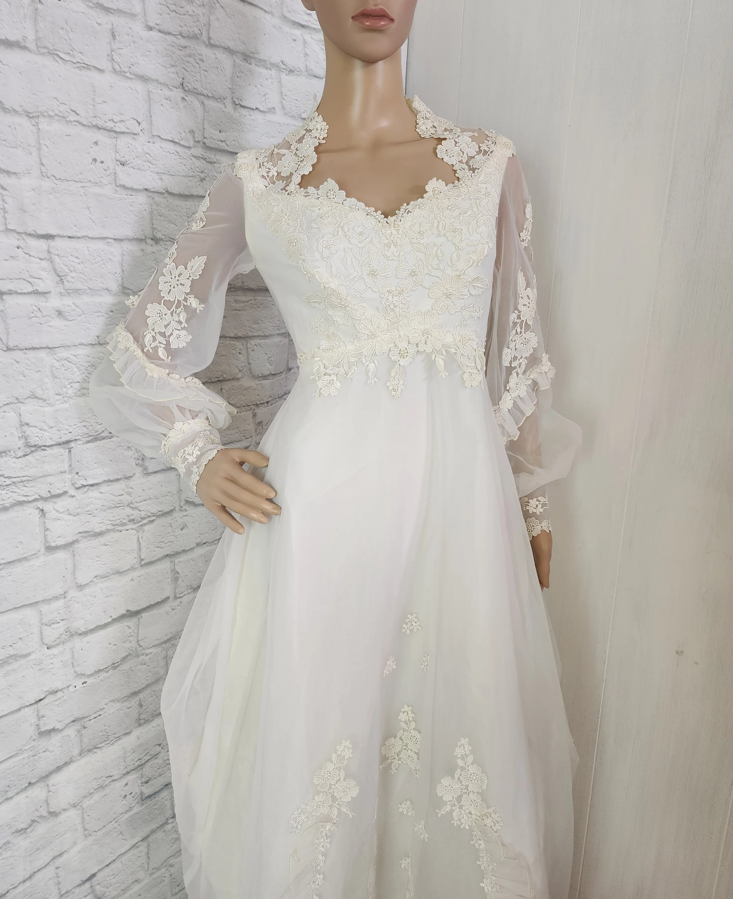 70s Off White Sweetheart Neckline Wedding Gown - Image 8