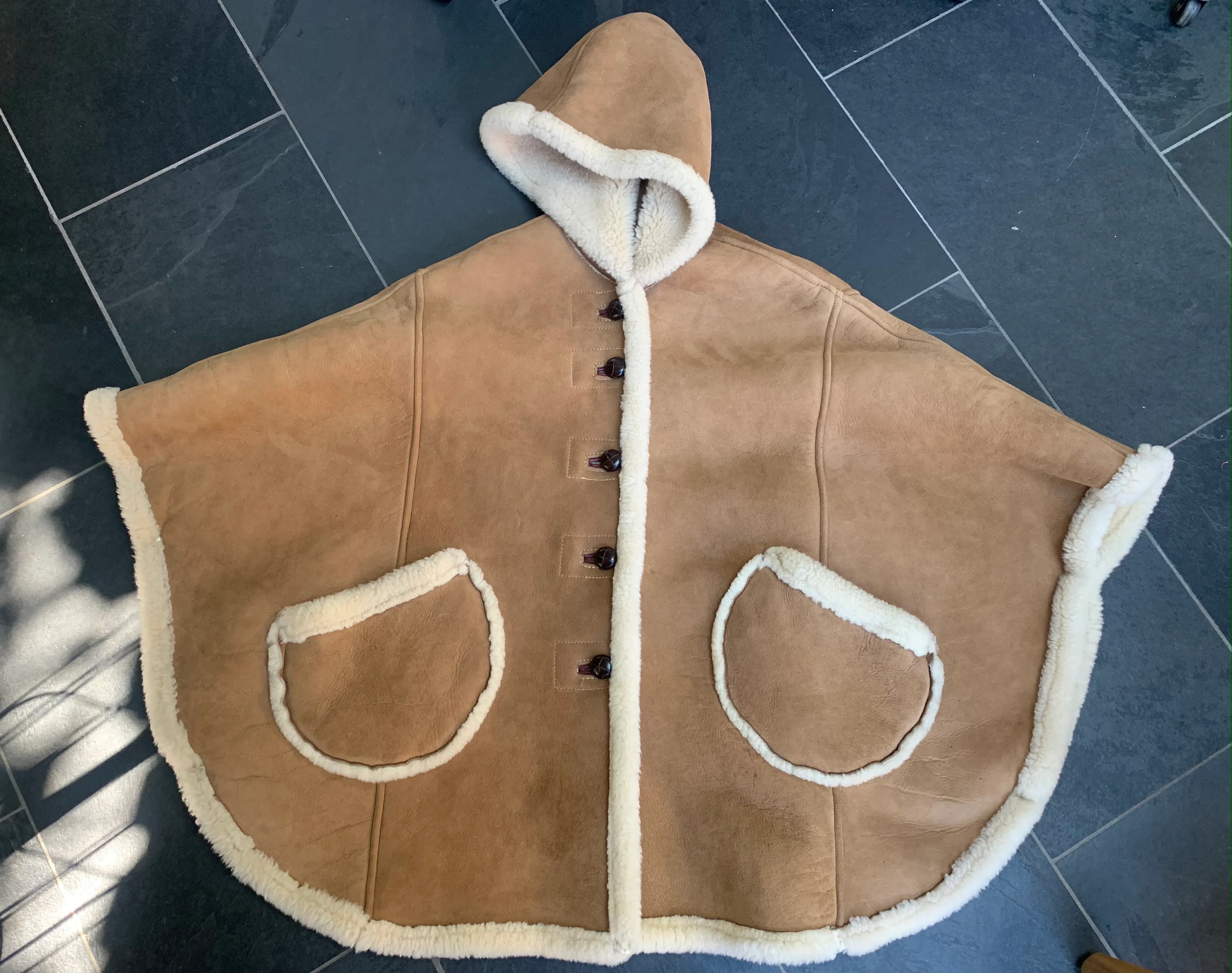 70s Tan Shearling Sheepskin Cape By Custom Made Ramswear - Image 5