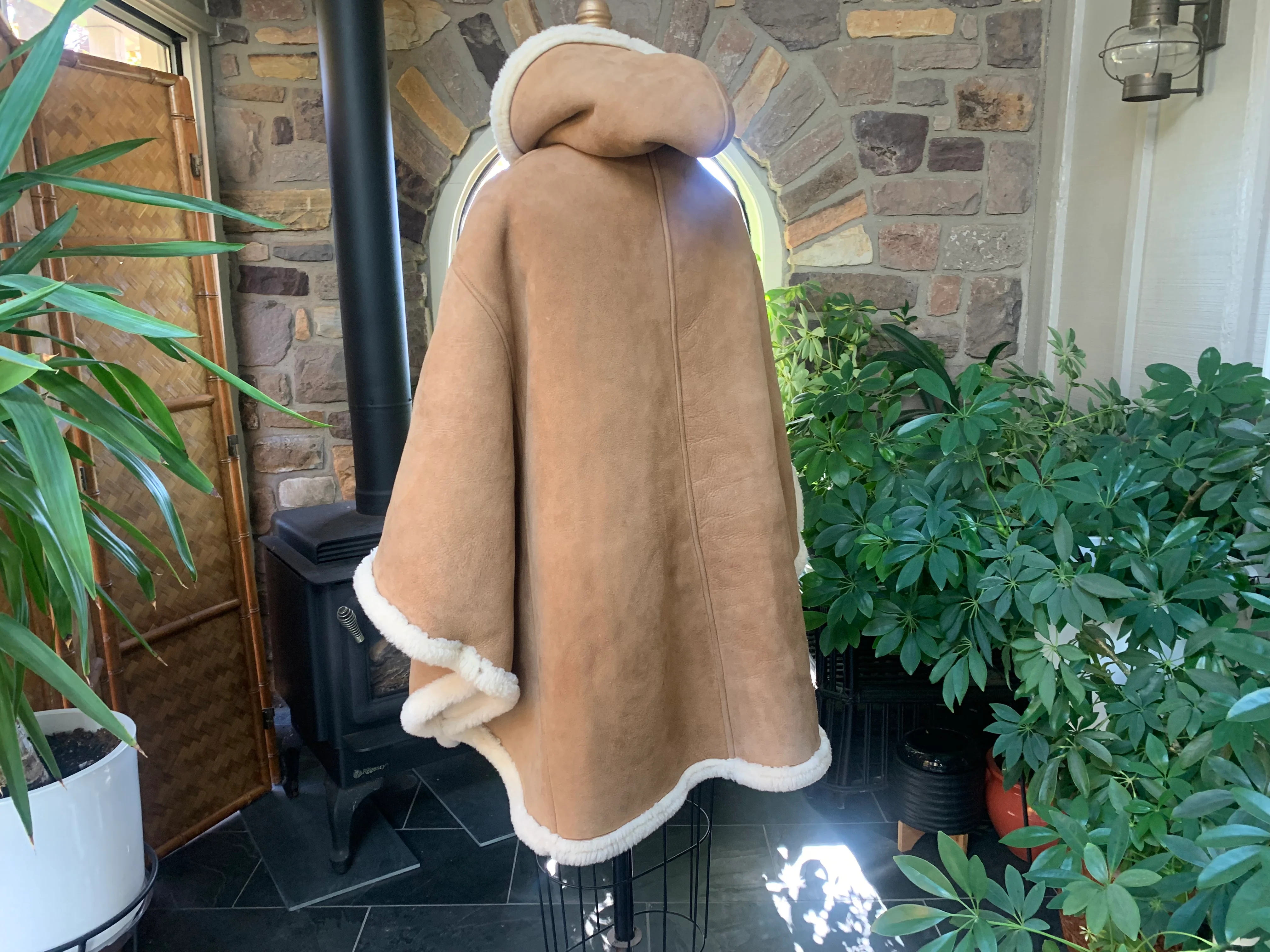 70s Tan Shearling Sheepskin Cape By Custom Made Ramswear - Image 9