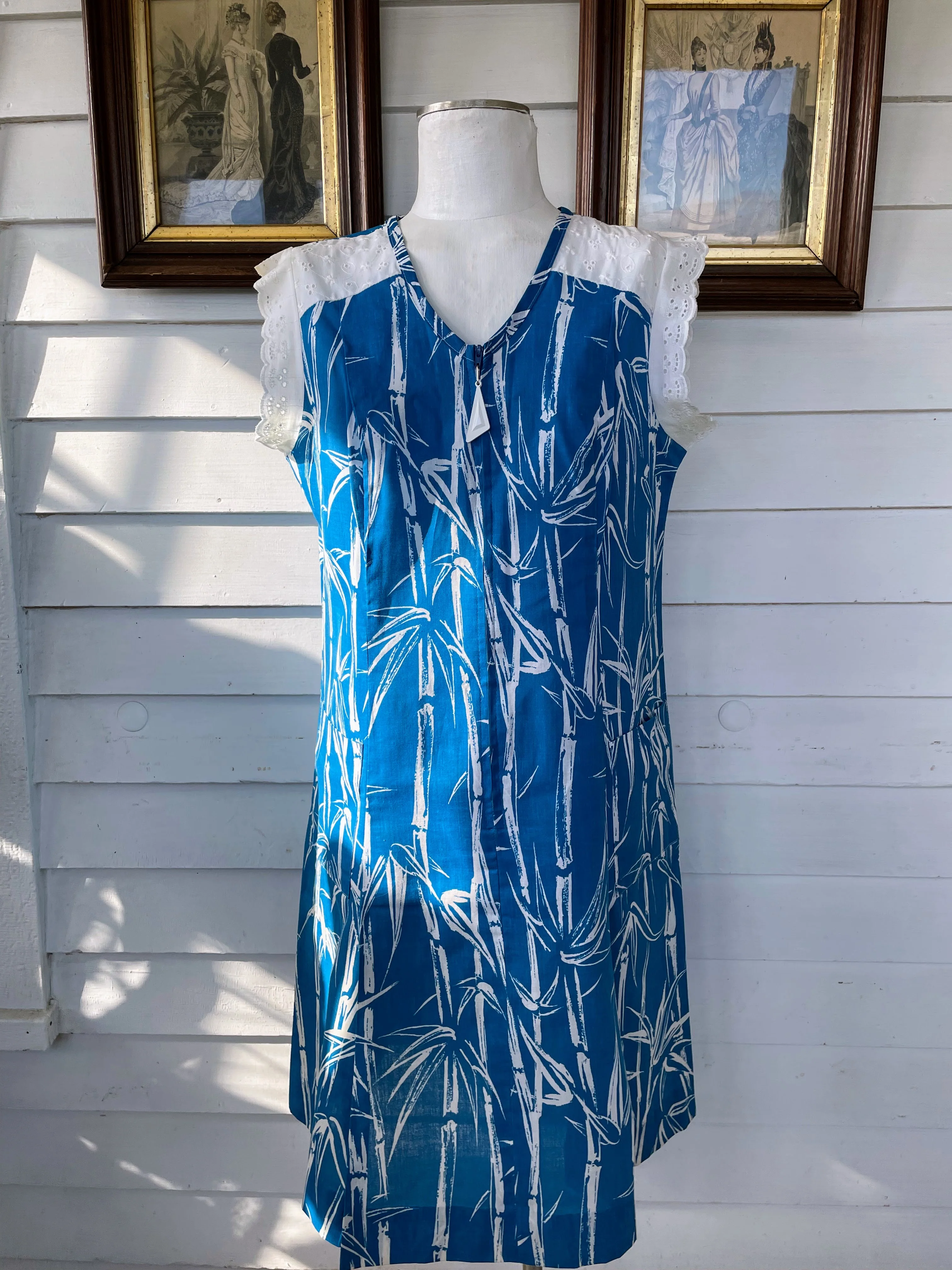 70s Vintage Bamboo Print Blue House Dress Eyelet Lace - Image 10