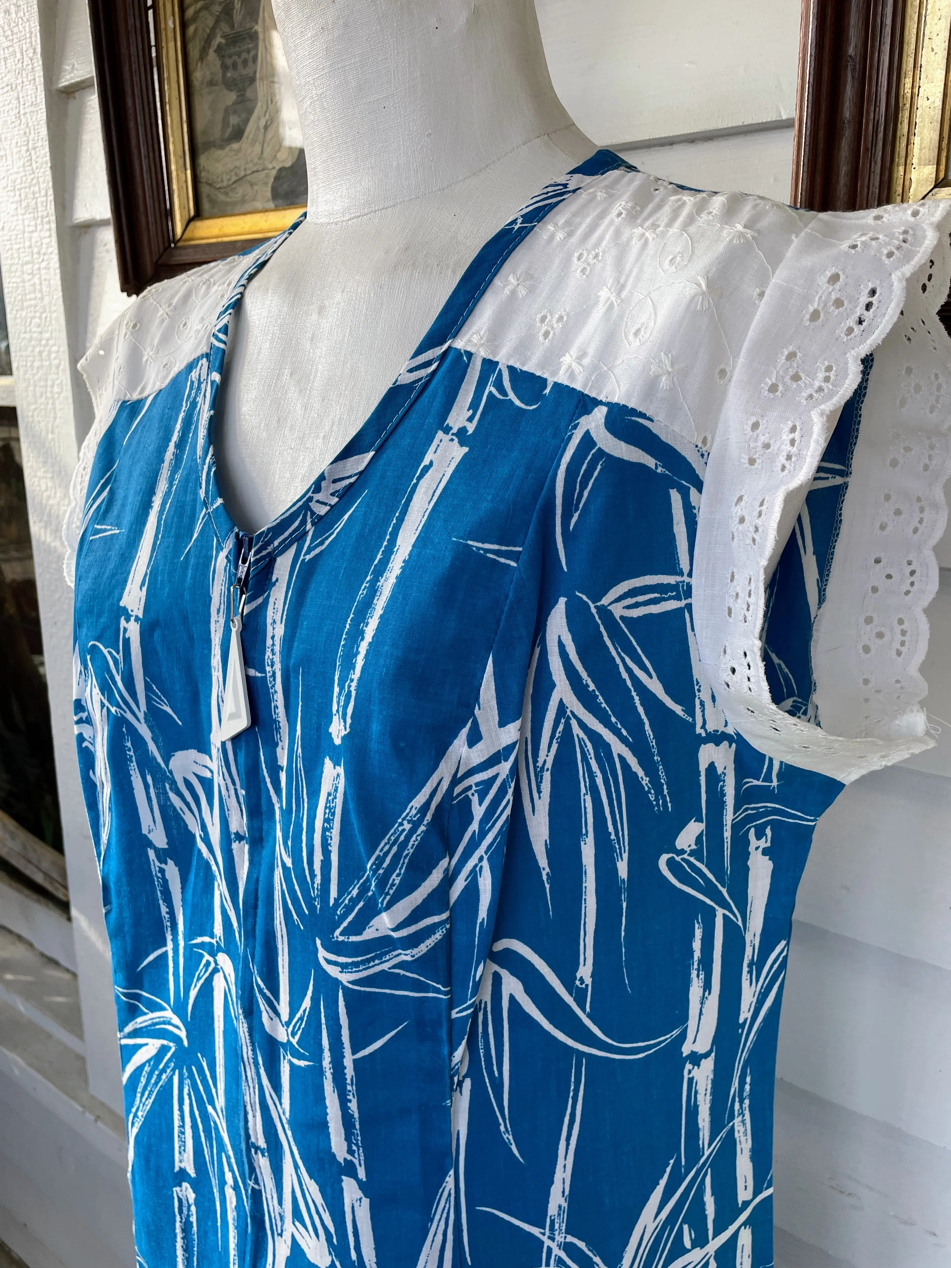 70s Vintage Bamboo Print Blue House Dress Eyelet Lace - Image 11