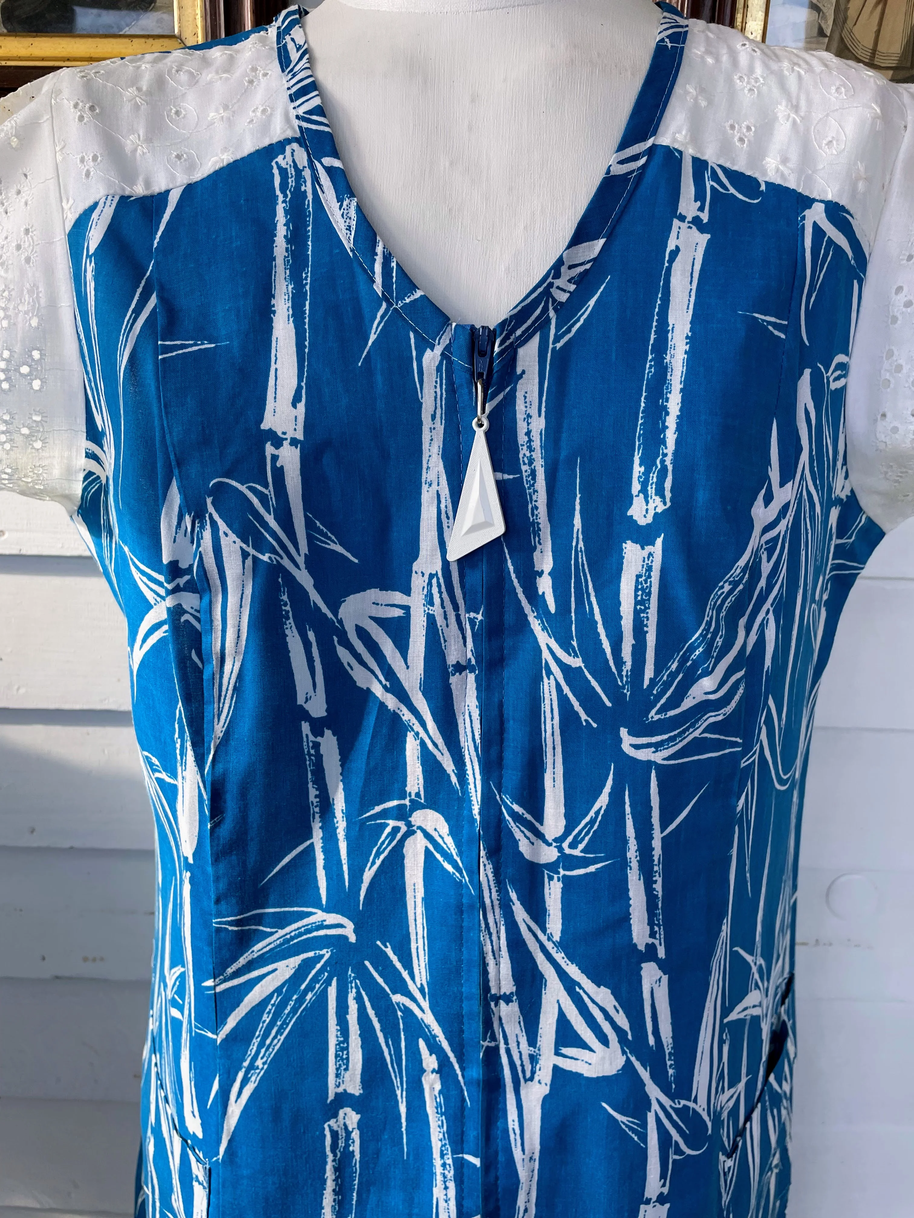 70s Vintage Bamboo Print Blue House Dress Eyelet Lace - Image 14