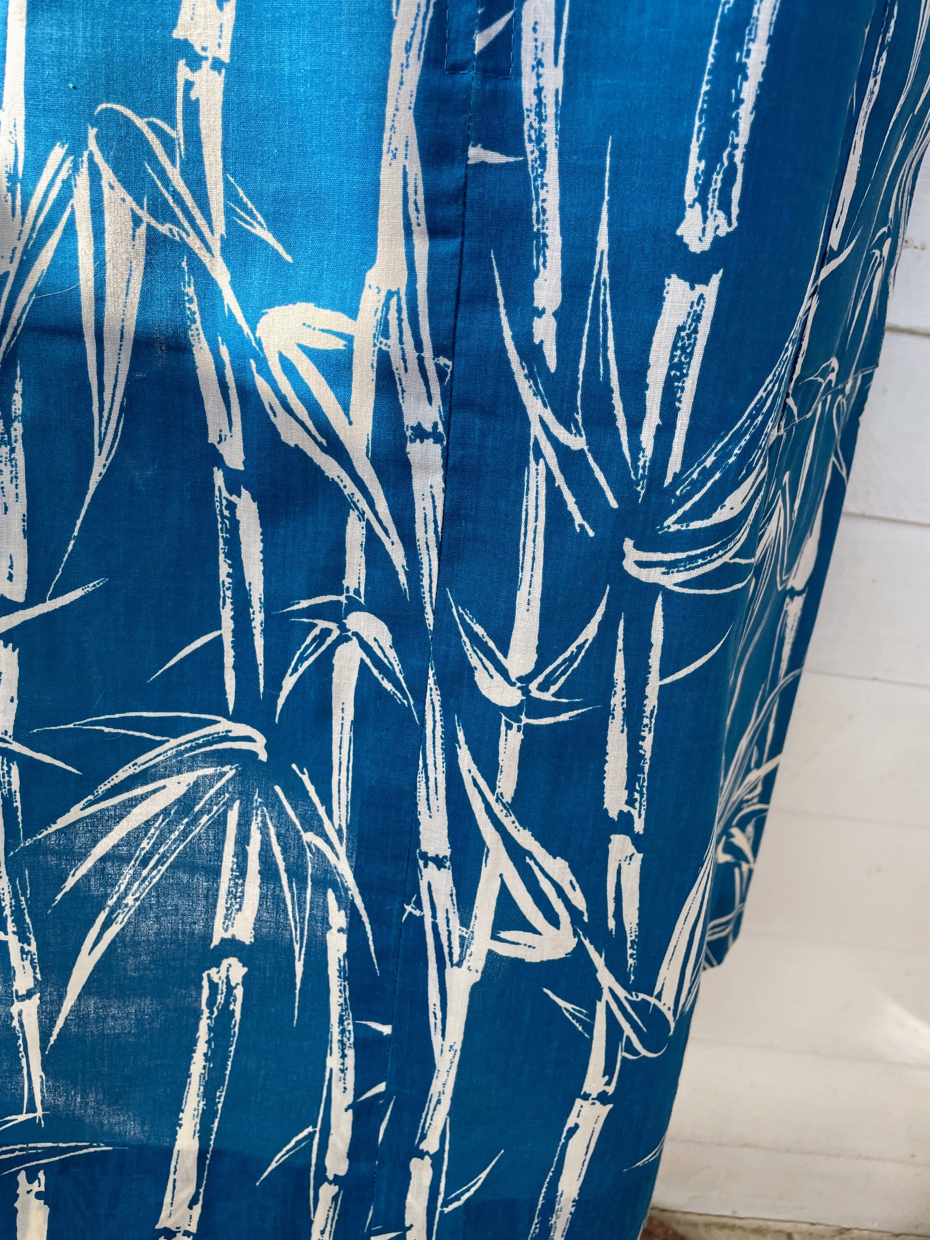 70s Vintage Bamboo Print Blue House Dress Eyelet Lace - Image 9