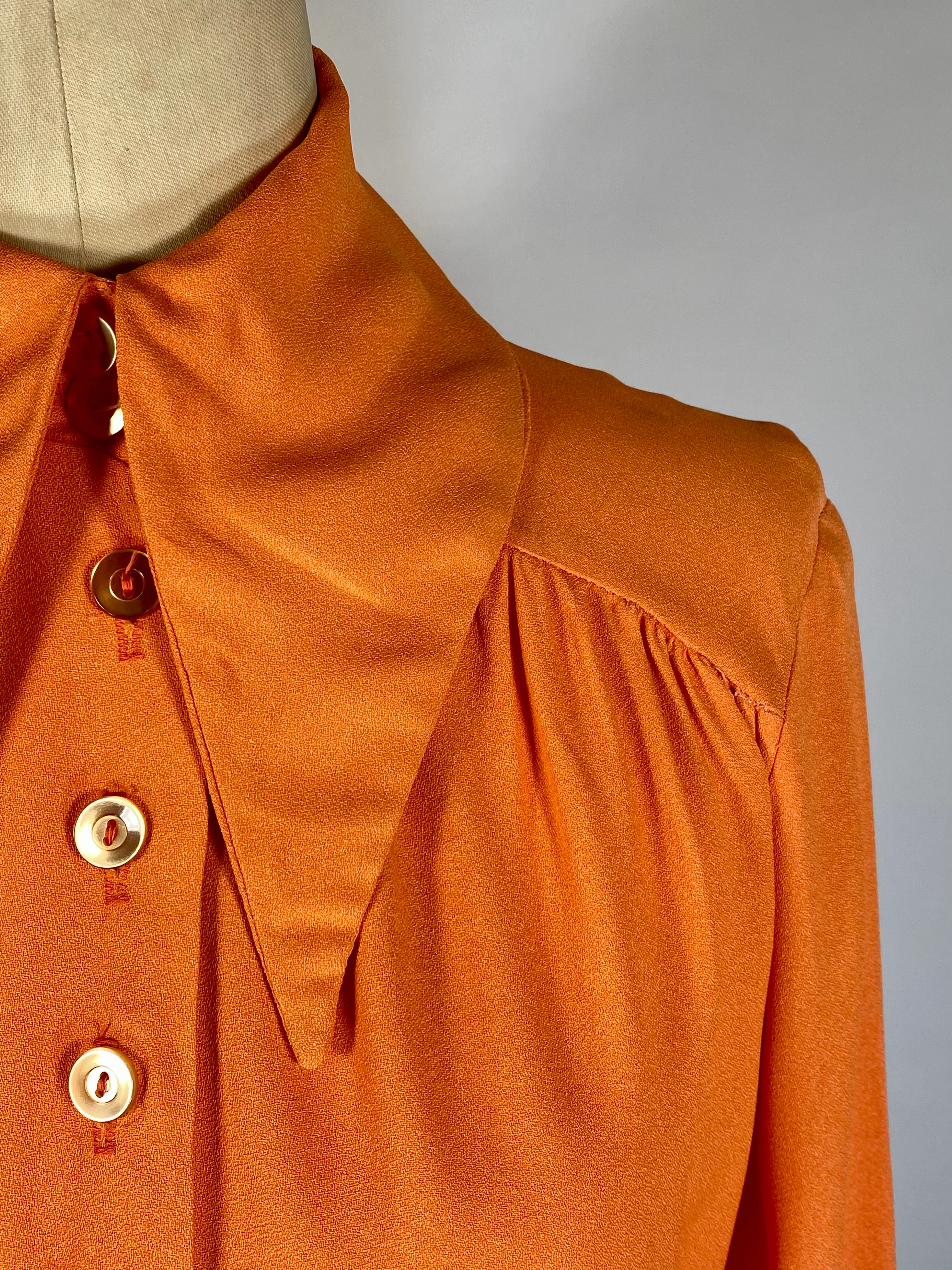 70s Vivid Orange Blouse With Savage Dagger Collar - Image 9