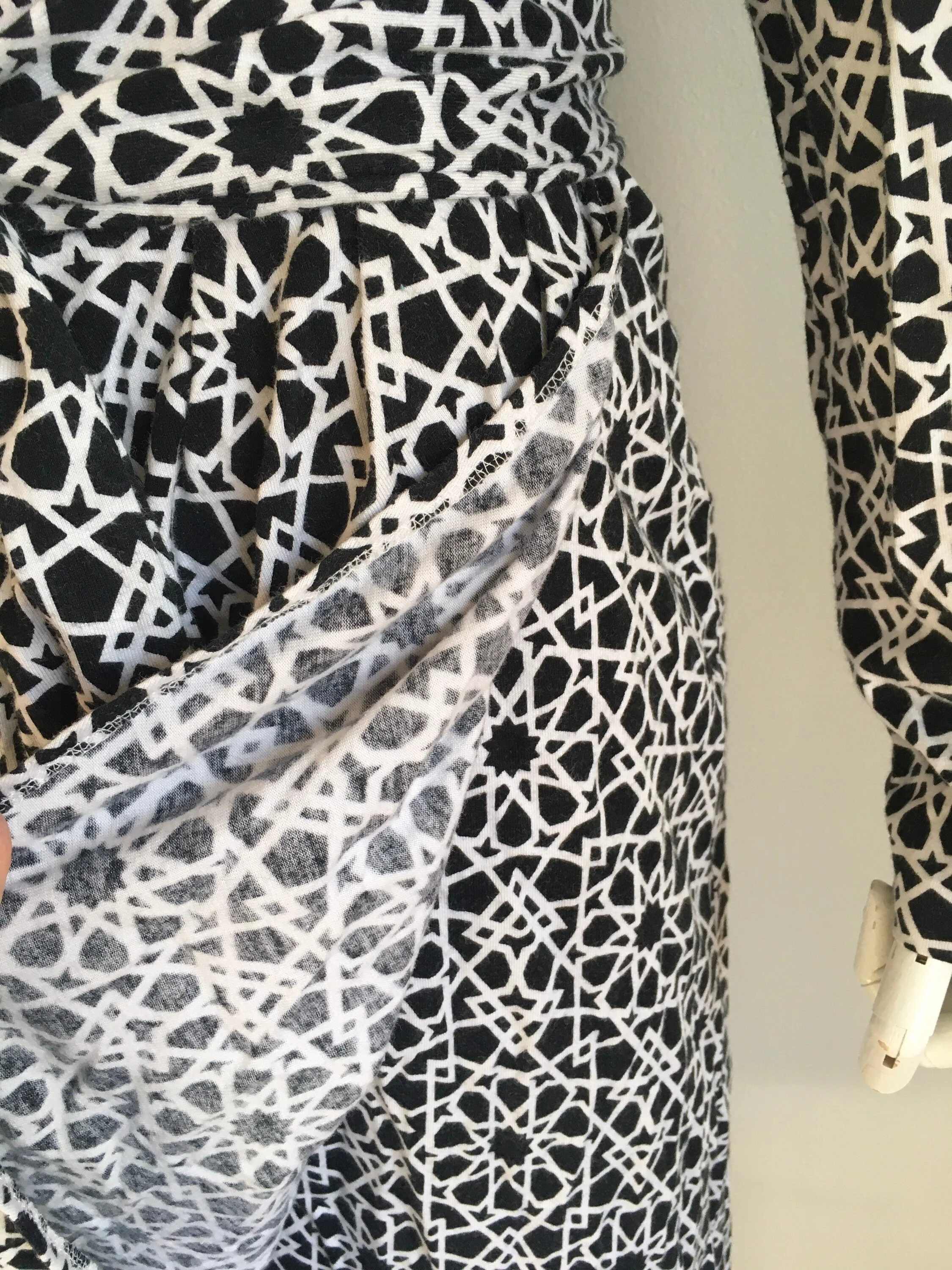 80’s Black and White V-Neck Long Sleeves Wrap Dress by Diane Von Furstenberg - Image 7