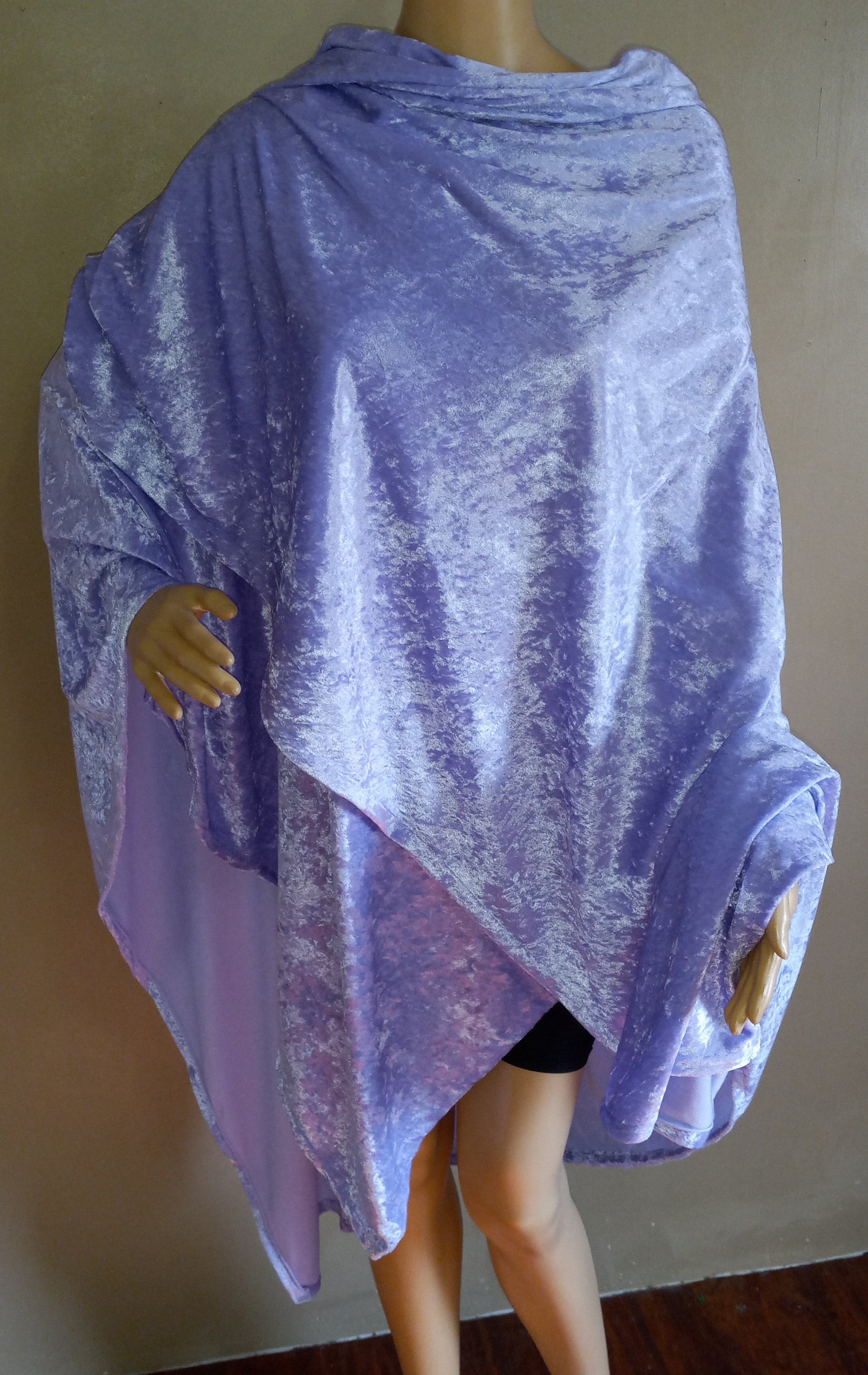 80'e Crushed Velvet Wrap with Pink Feathery Collar - Image 4
