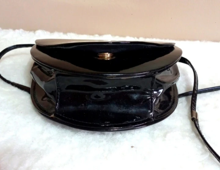 80s/90s Black Faux Patent Leather Crossbody Bag - Image 6