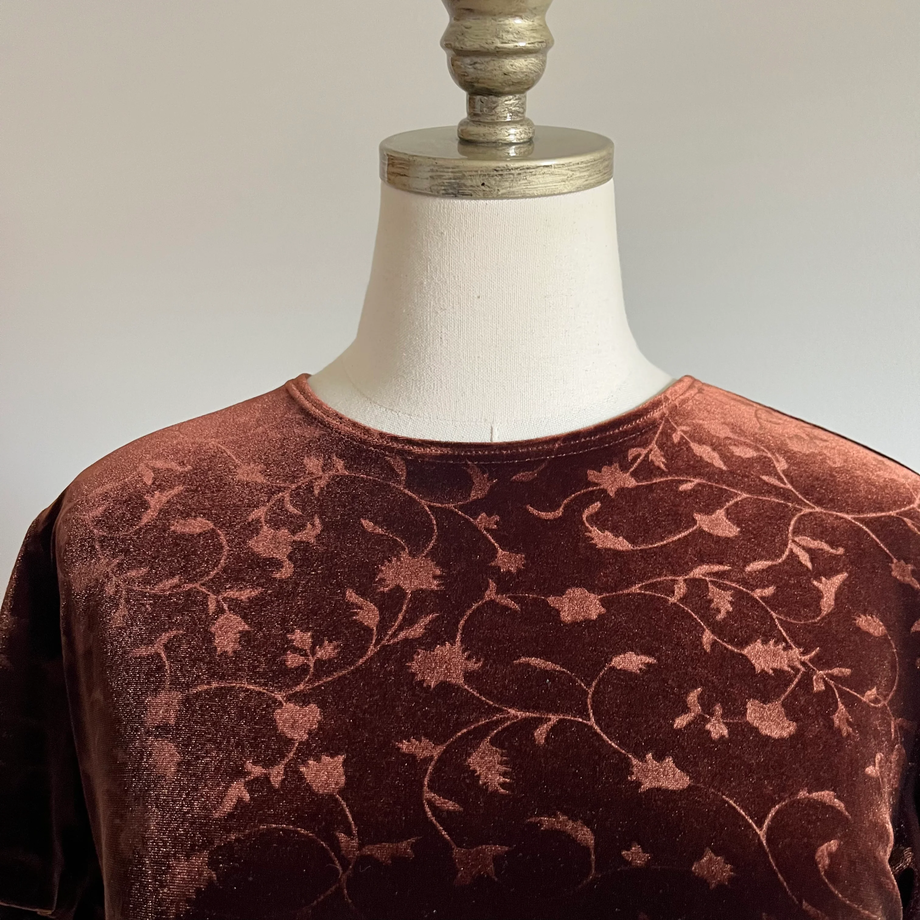 80s/90s Brown Amber Floral Velvet Short Sleeve Top - Image 4