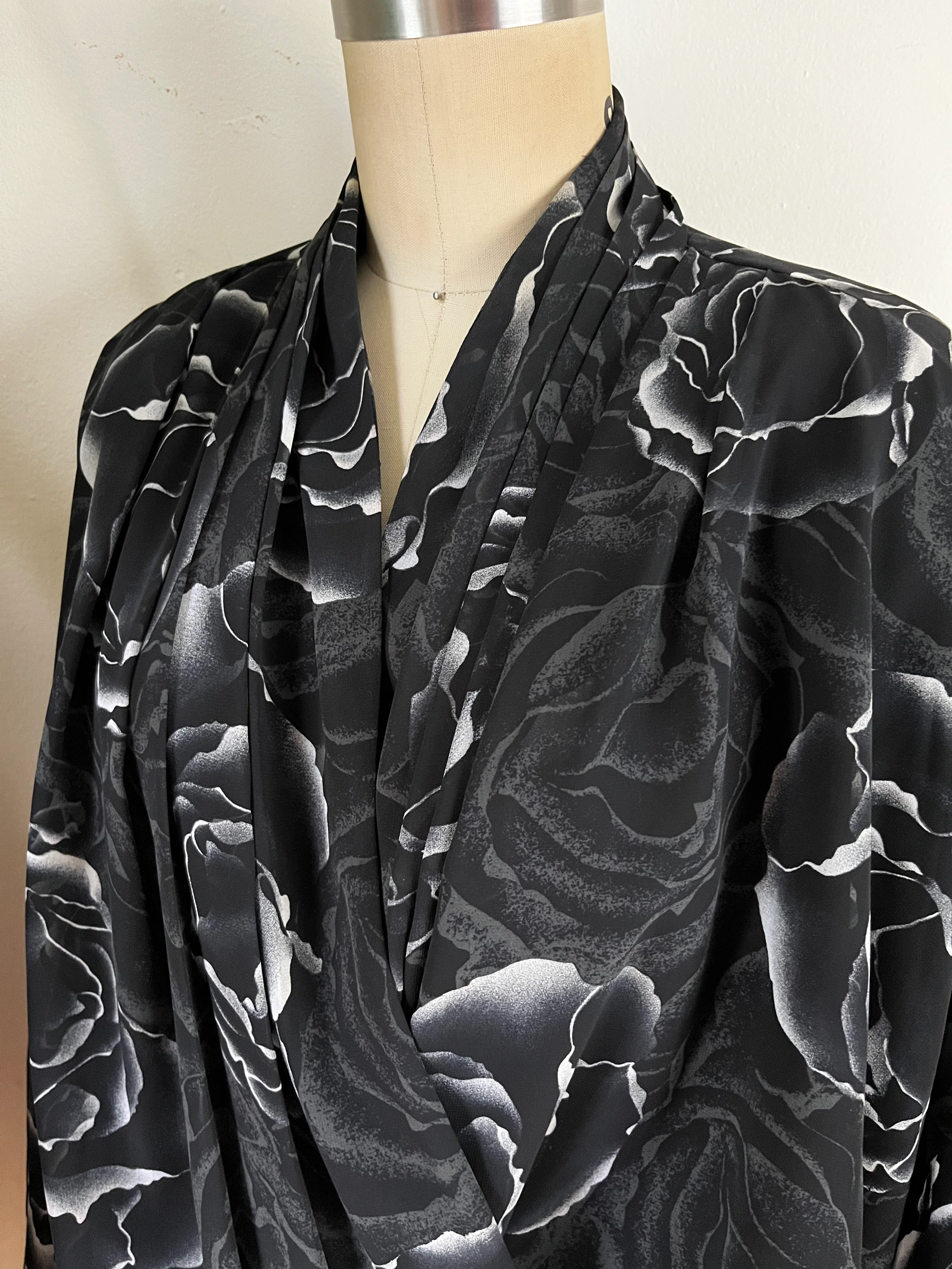 80s/90s Drapey Painter Blouse Rosebud Floral Blouse Wrap By Chaus - Image 4