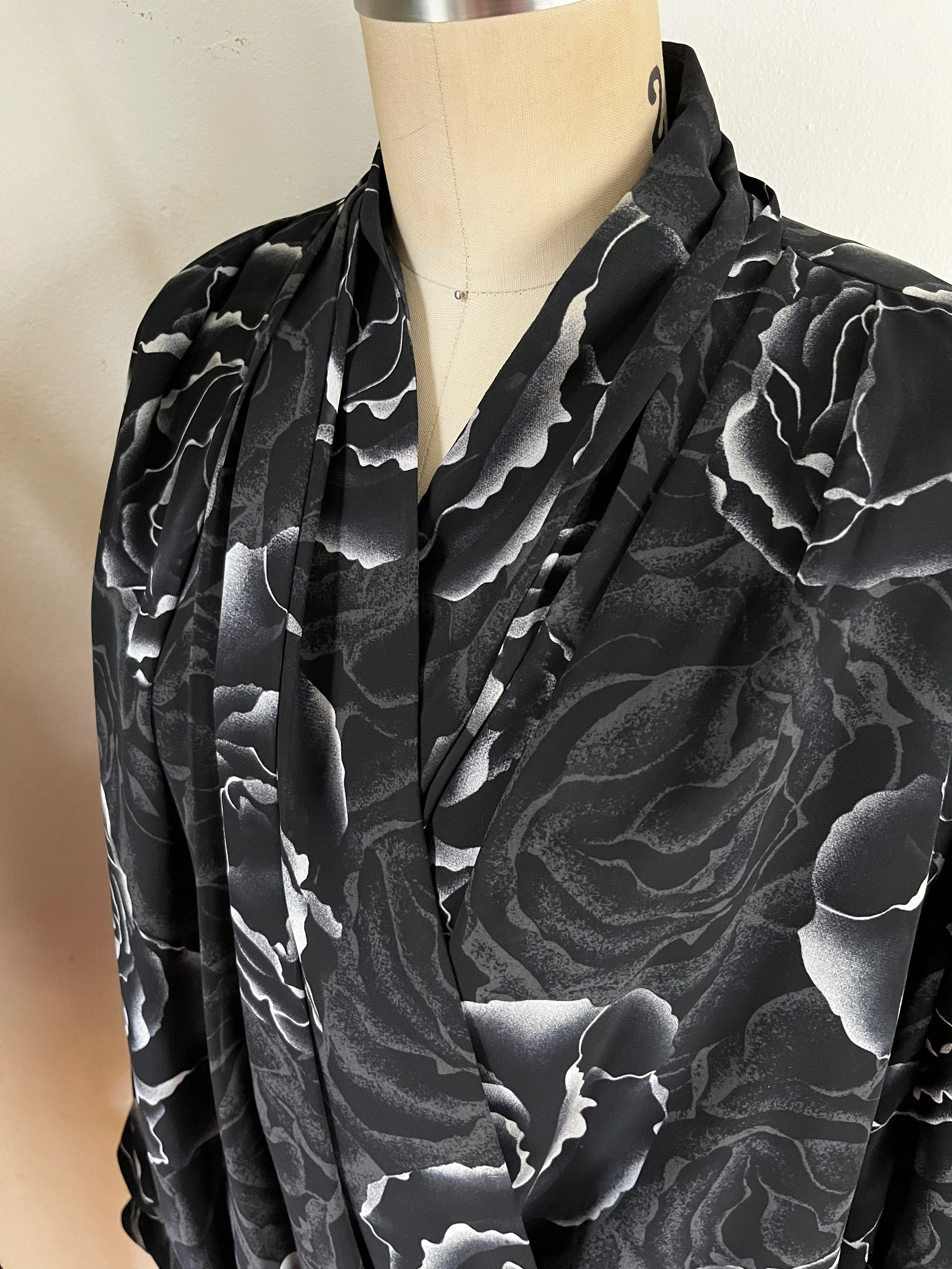 80s/90s Drapey Painter Blouse Rosebud Floral Blouse Wrap By Chaus - Image 7