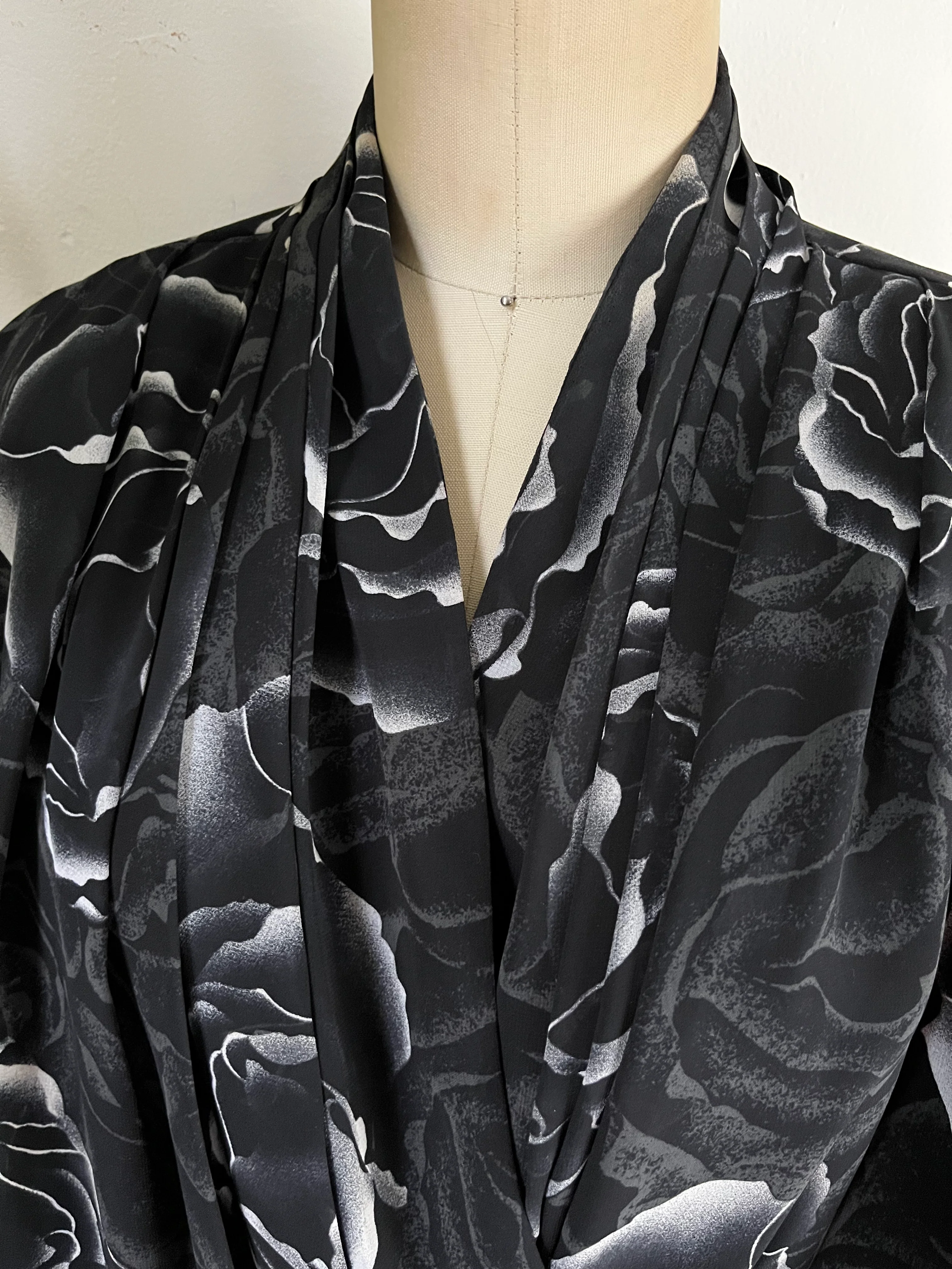 80s/90s Drapey Painter Blouse Rosebud Floral Blouse Wrap By Chaus - Image 9
