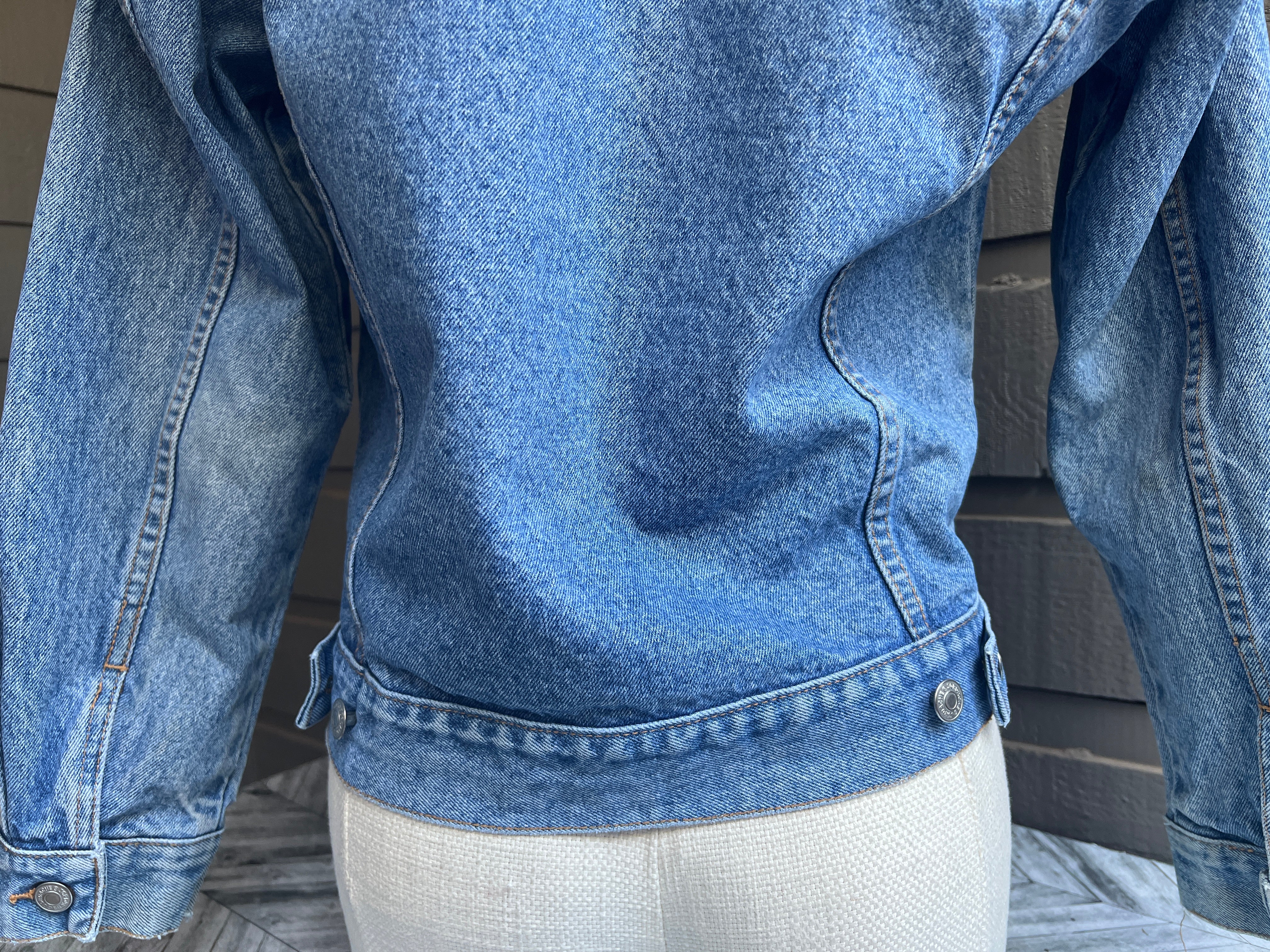 80s/90s Fitted Blue Denim Distressed Jean Jacket By Jordache - Image 10