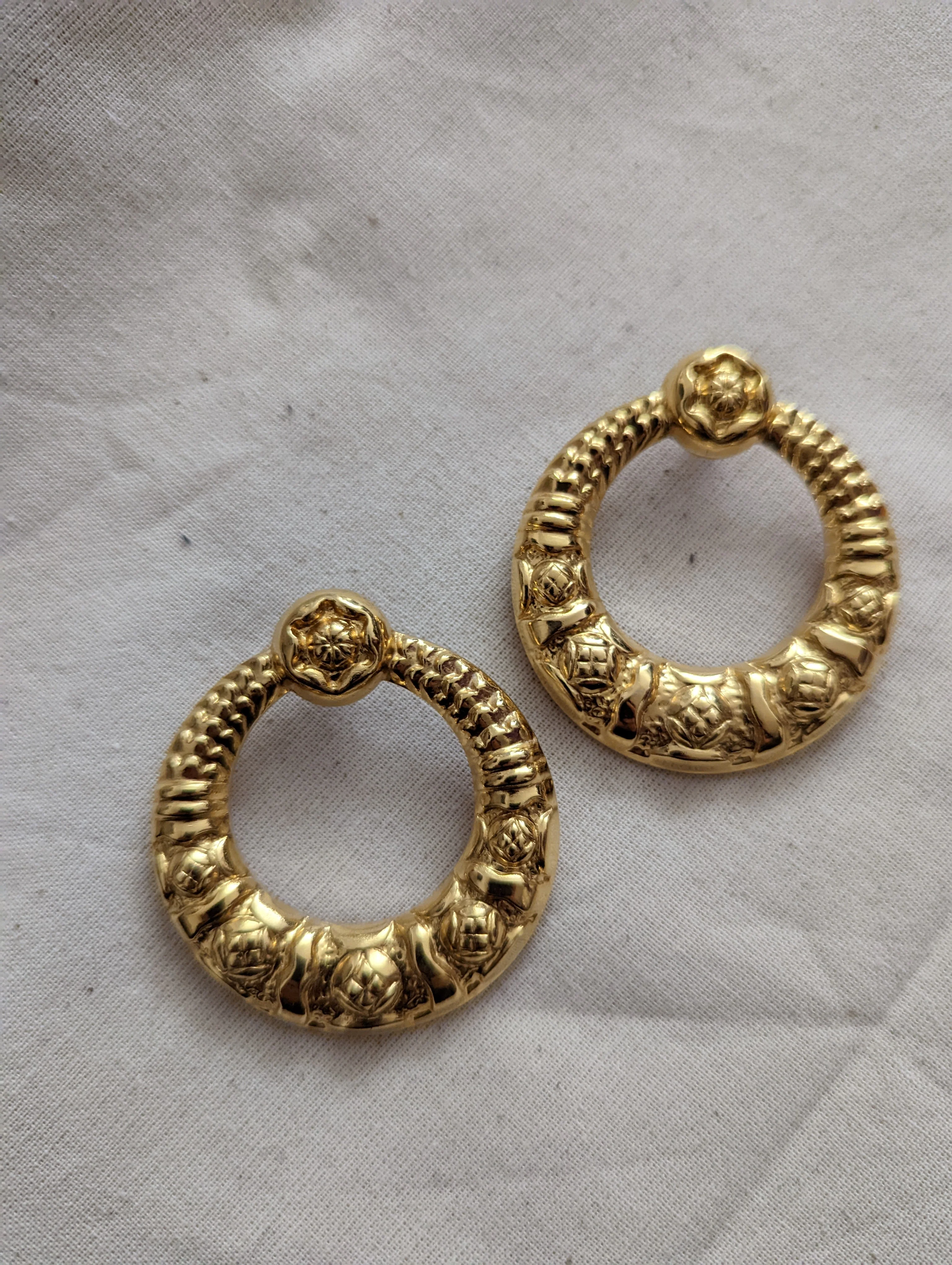 80s/90s Golden Decorative Earrings - Image 7