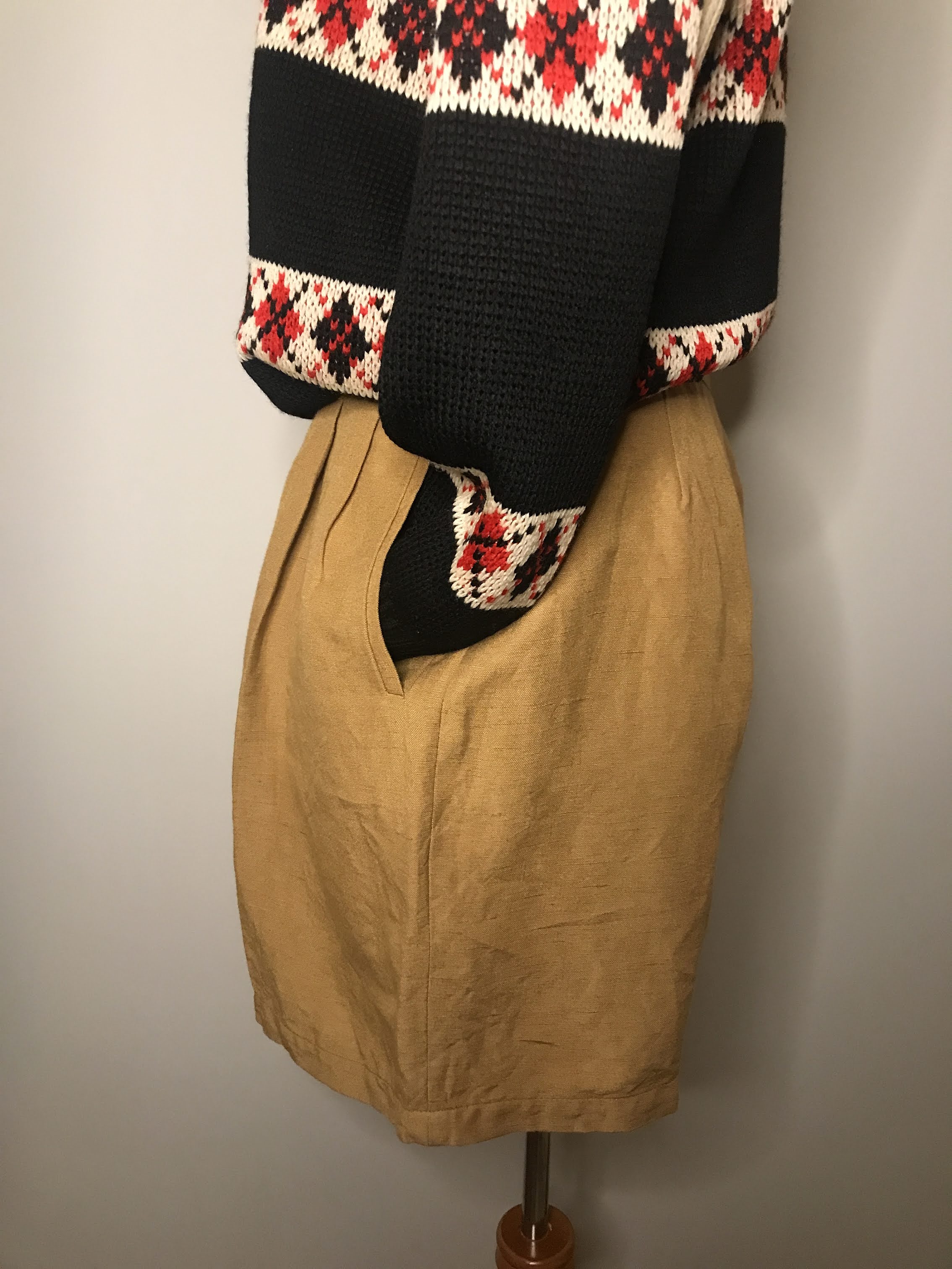80s/90s Linen Blend High Waisted Pleated Khaki Shorts By Giorgio Sant Angelo - Image 4