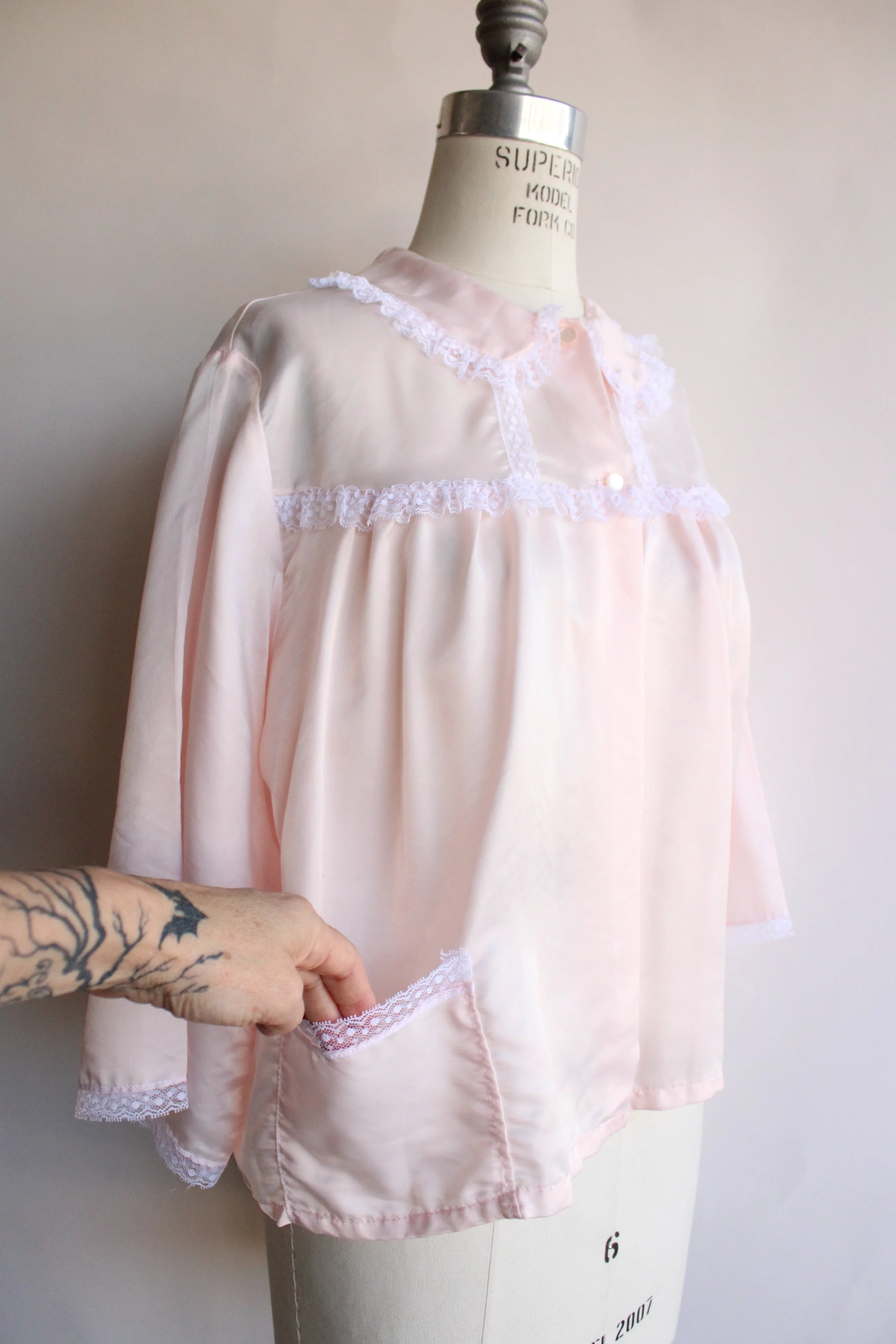 80s/90s Pink Satin And Lace Bed Jacket By Nanette Undies - Image 5