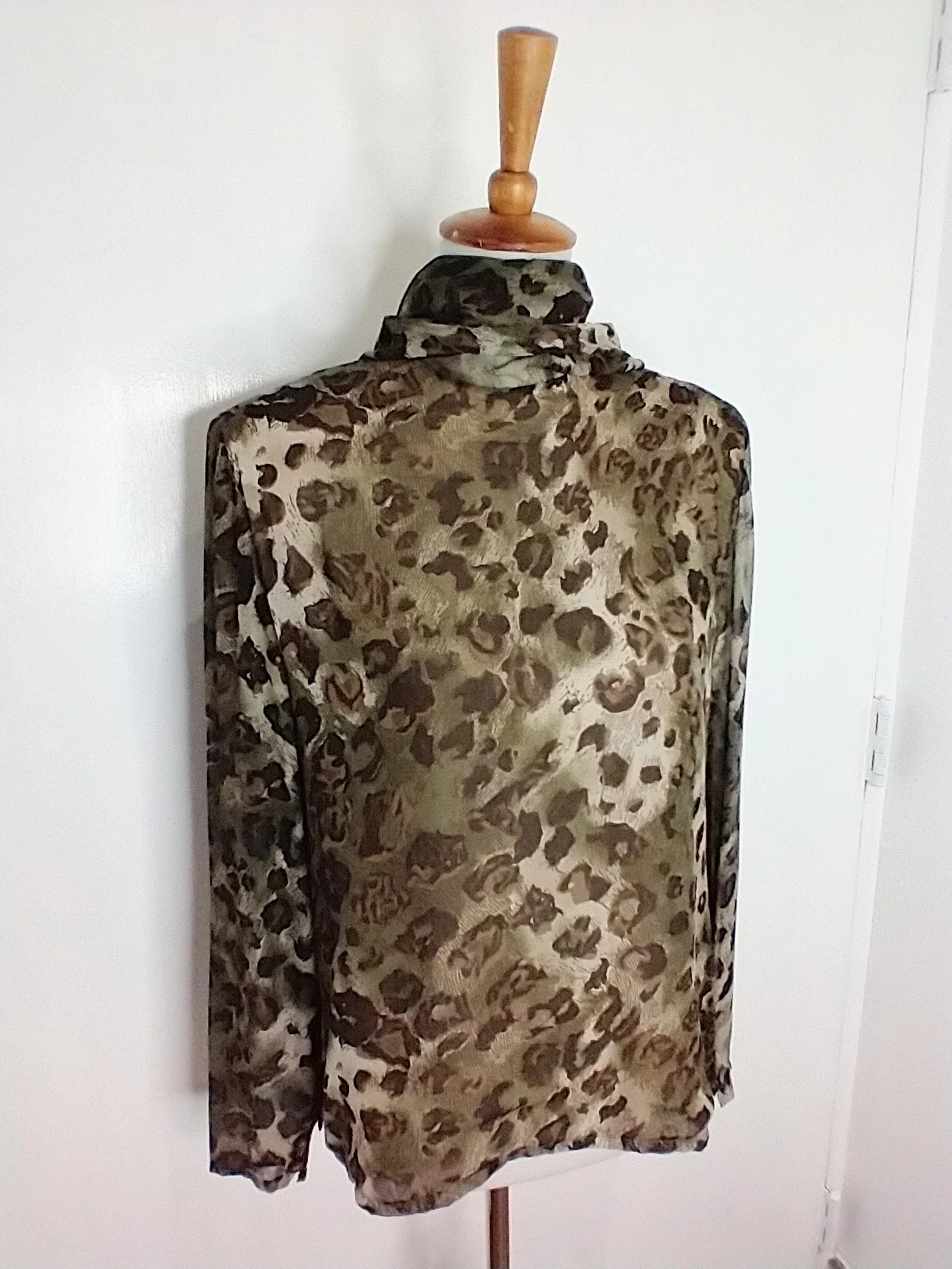 80s/90s Sophisticated Abstract Silk Blouse By Bill Blass - Image 10