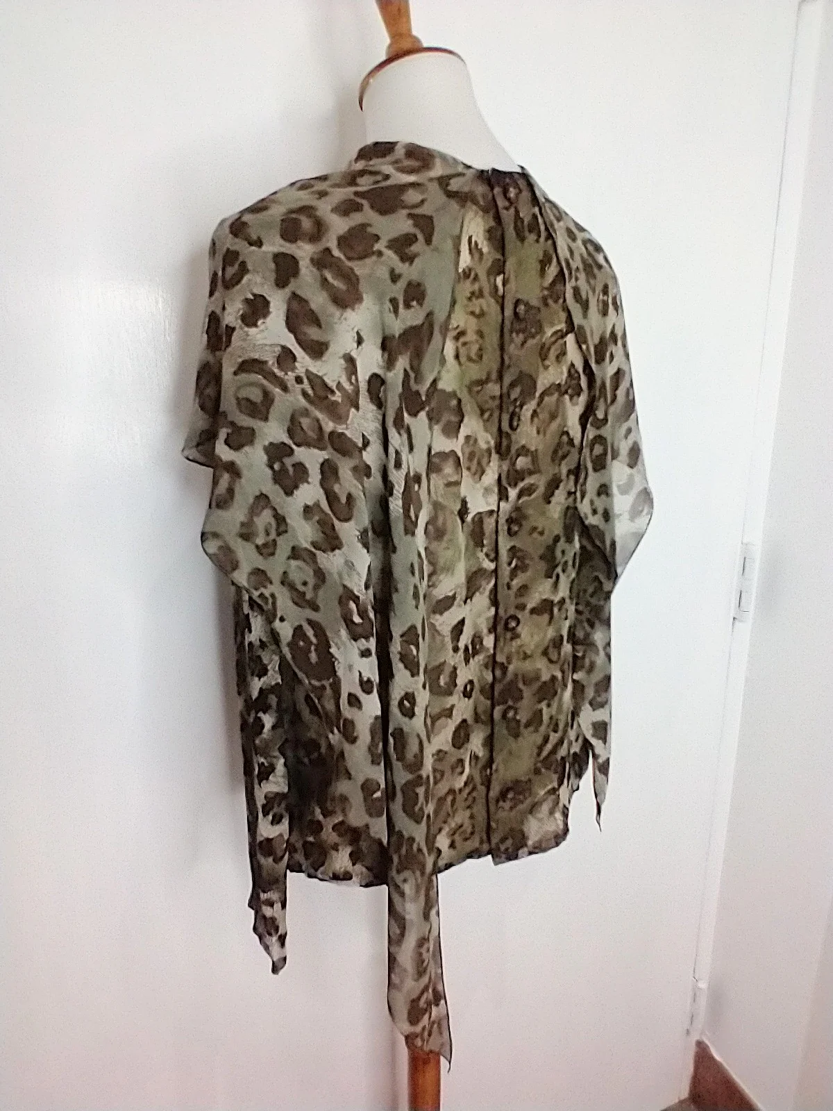 80s/90s Sophisticated Abstract Silk Blouse By Bill Blass - Image 15