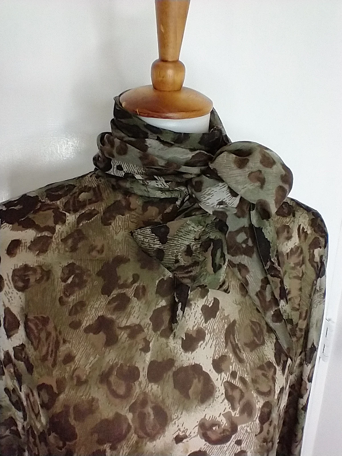 80s/90s Sophisticated Abstract Silk Blouse By Bill Blass - Image 5