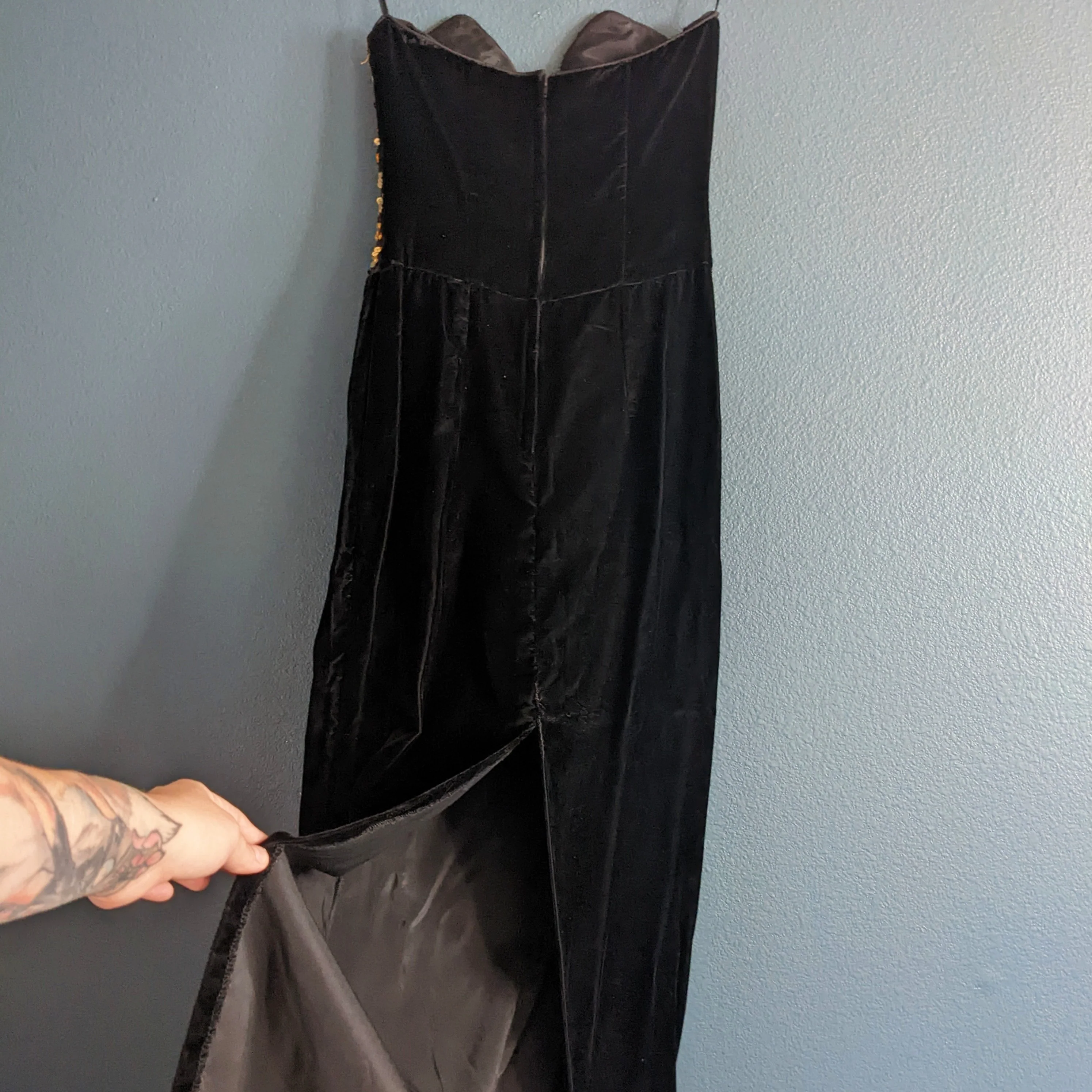 80s/90s Strapless Black Gown With Gold Sequin Embroidery By Gunne Sax by Jessica Mcclintock - Image 5