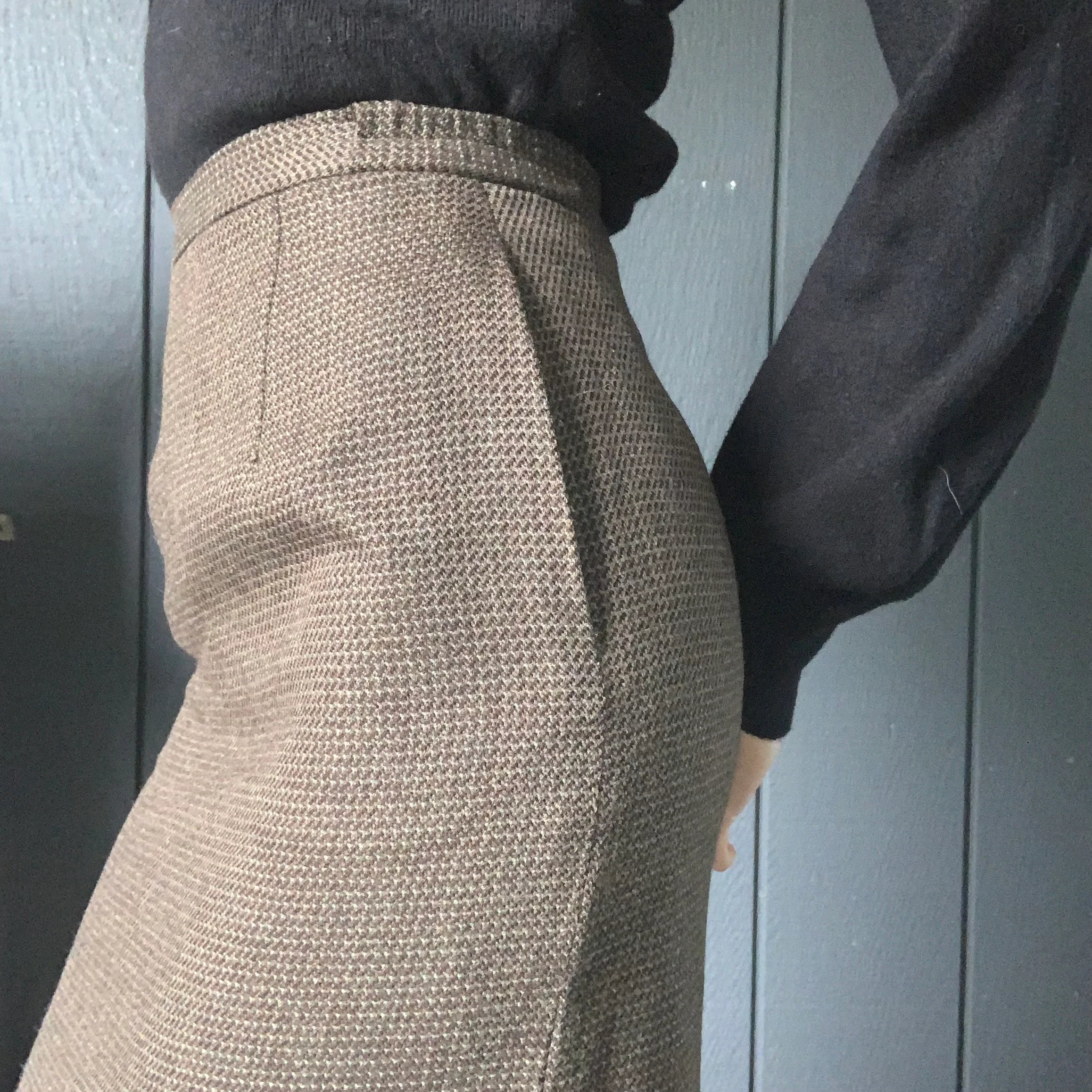 80s/90s Vintage High-rise Wool Pencil Skirt - Image 4