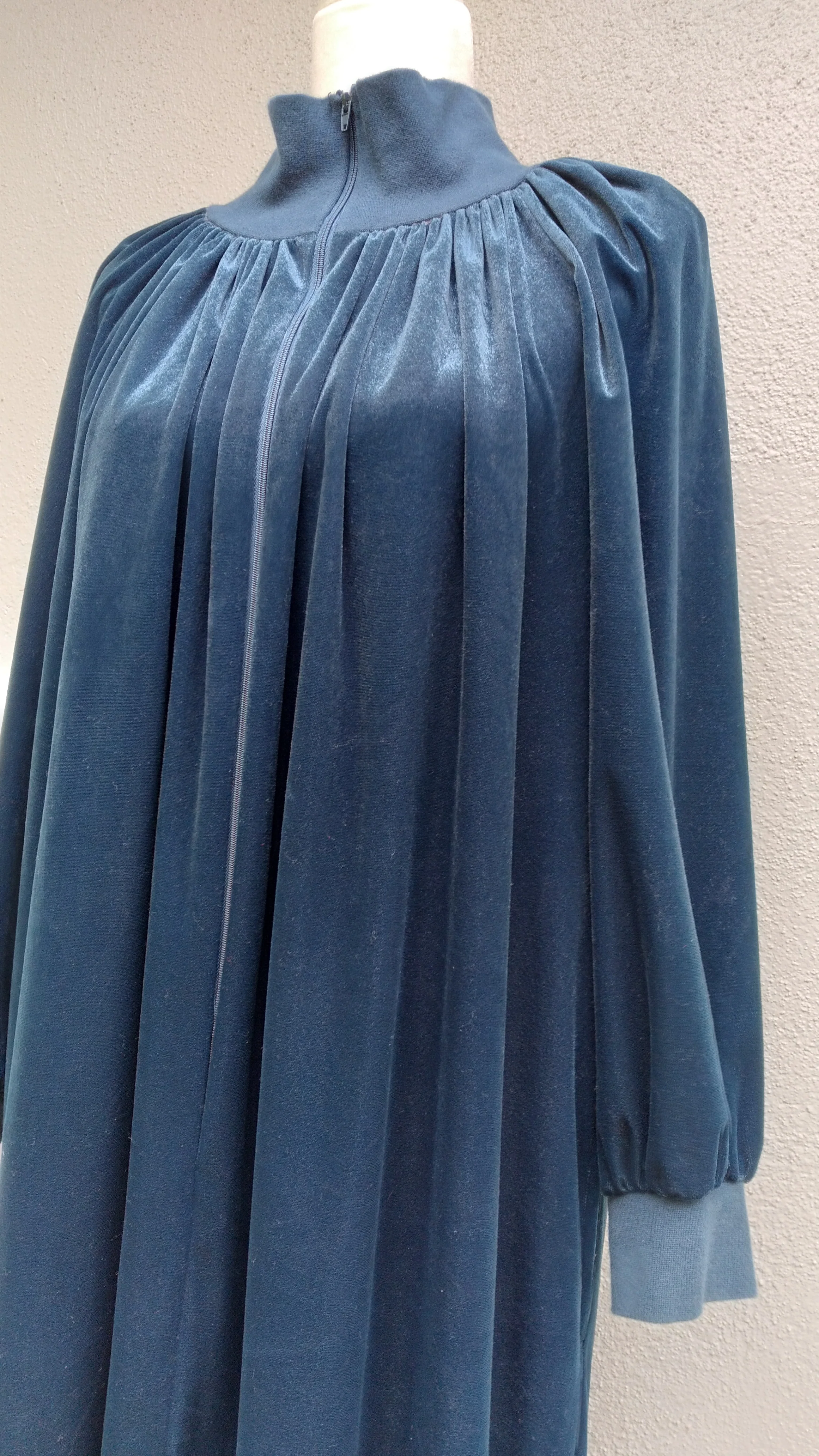 80s Blue Metallic Velour Bed/house Coat By Granada - Image 6
