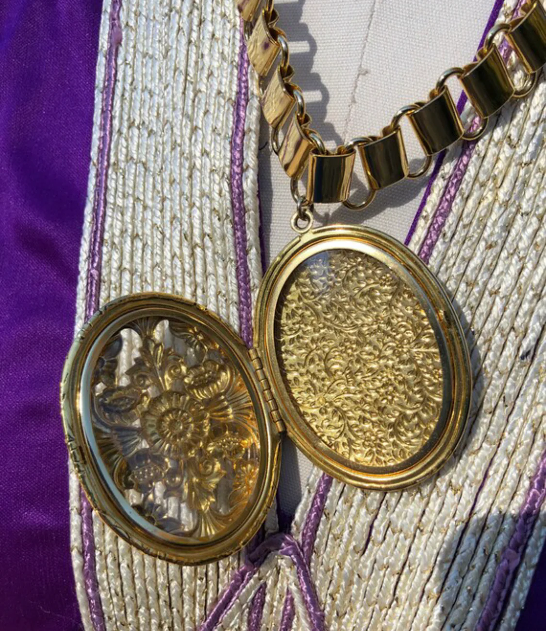 80s Book Chain Locket Necklace - Image 4