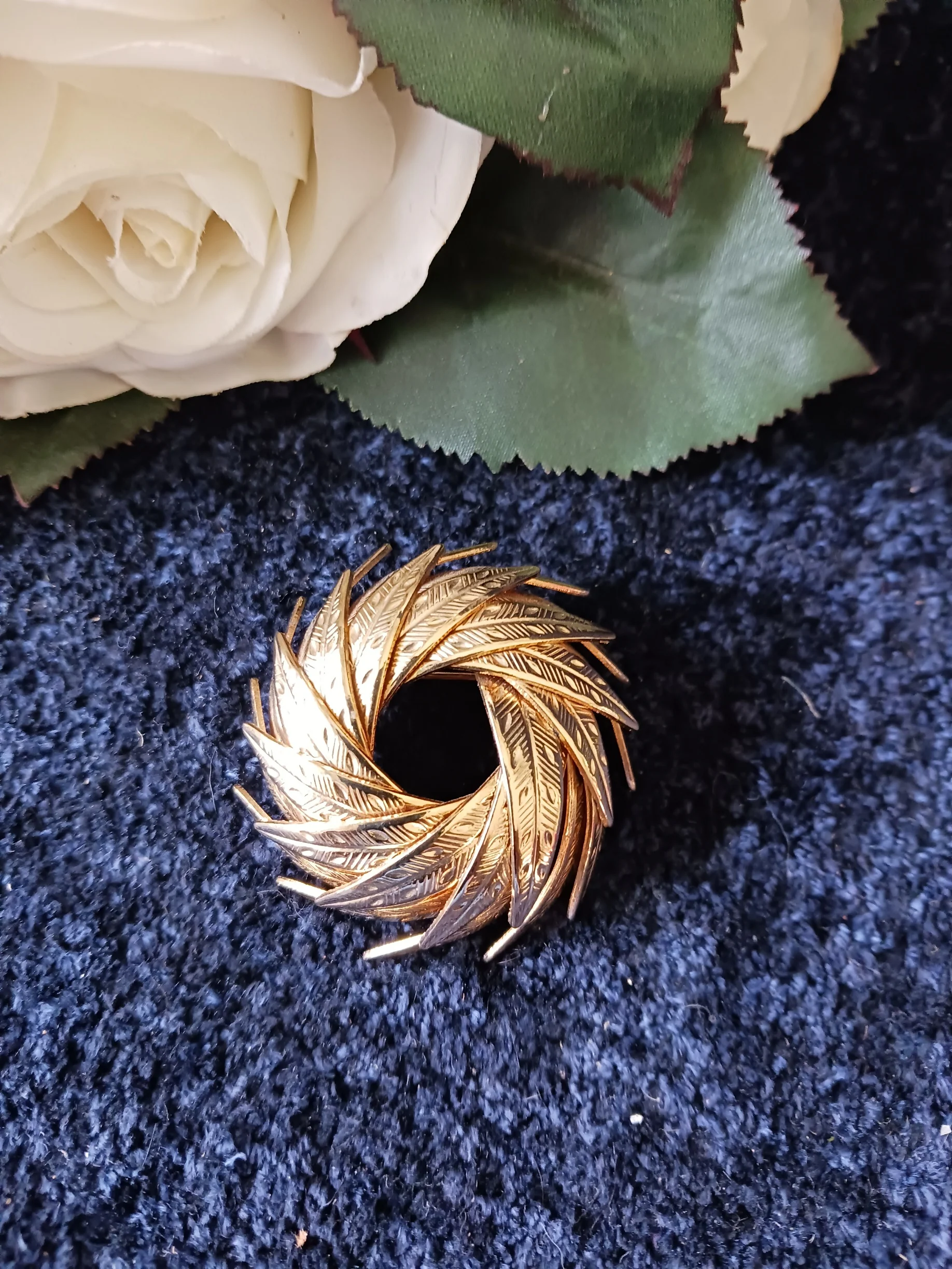 80s Coro Gold Tone Leaf Wreath Dimensional Brooch By Coro - Image 3