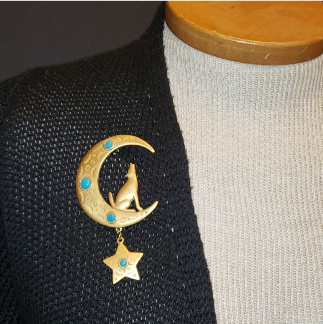 80's Coyote Howling At The Moon Gold Tone Brooch by Jonette Jewelry Co - Image 6