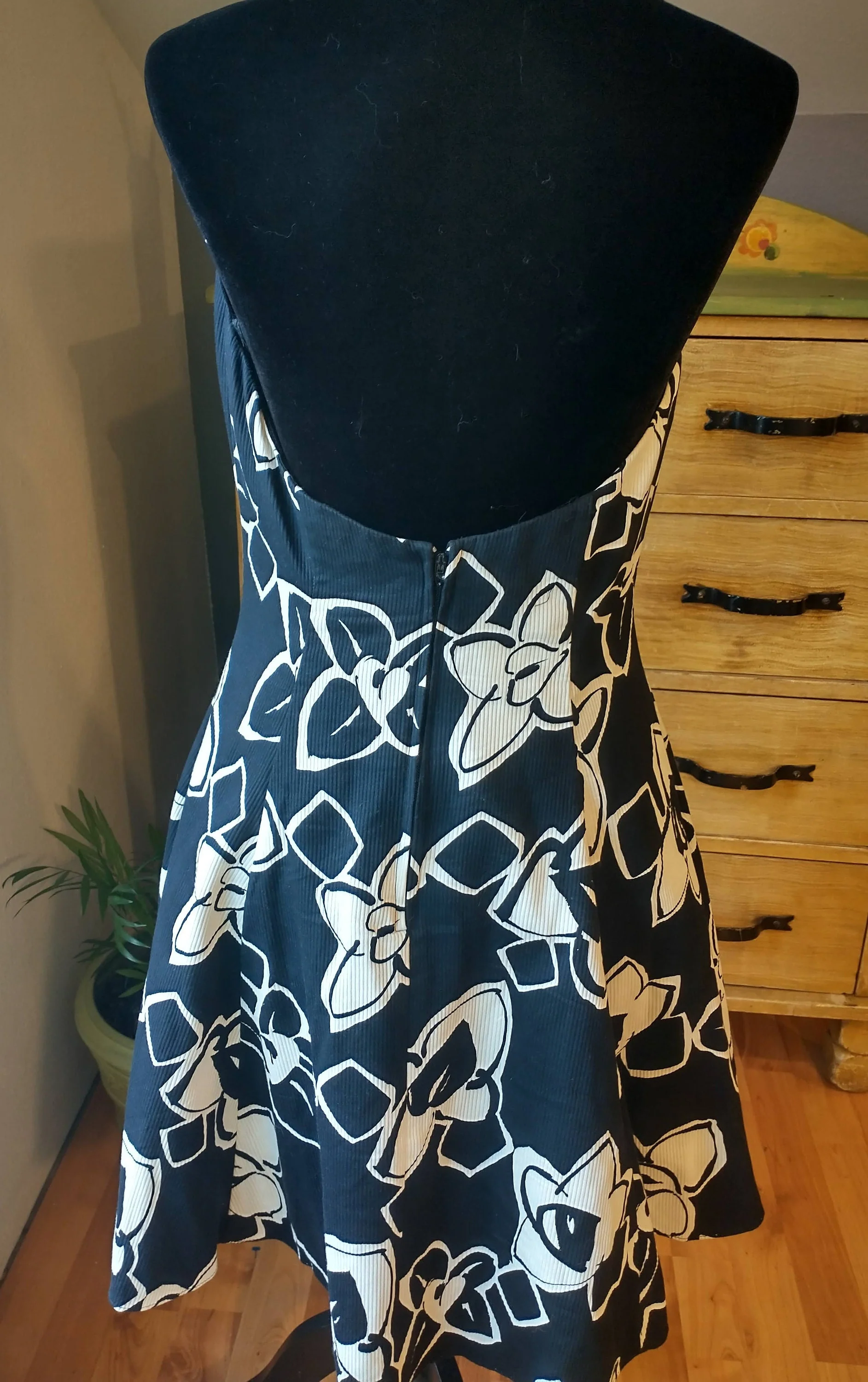80s Fit and Flare Halter Sun Dress Black and White Floral Petticoat Women's Small 100% Cotton Made In Usa by Positively Ellyn - Image 2