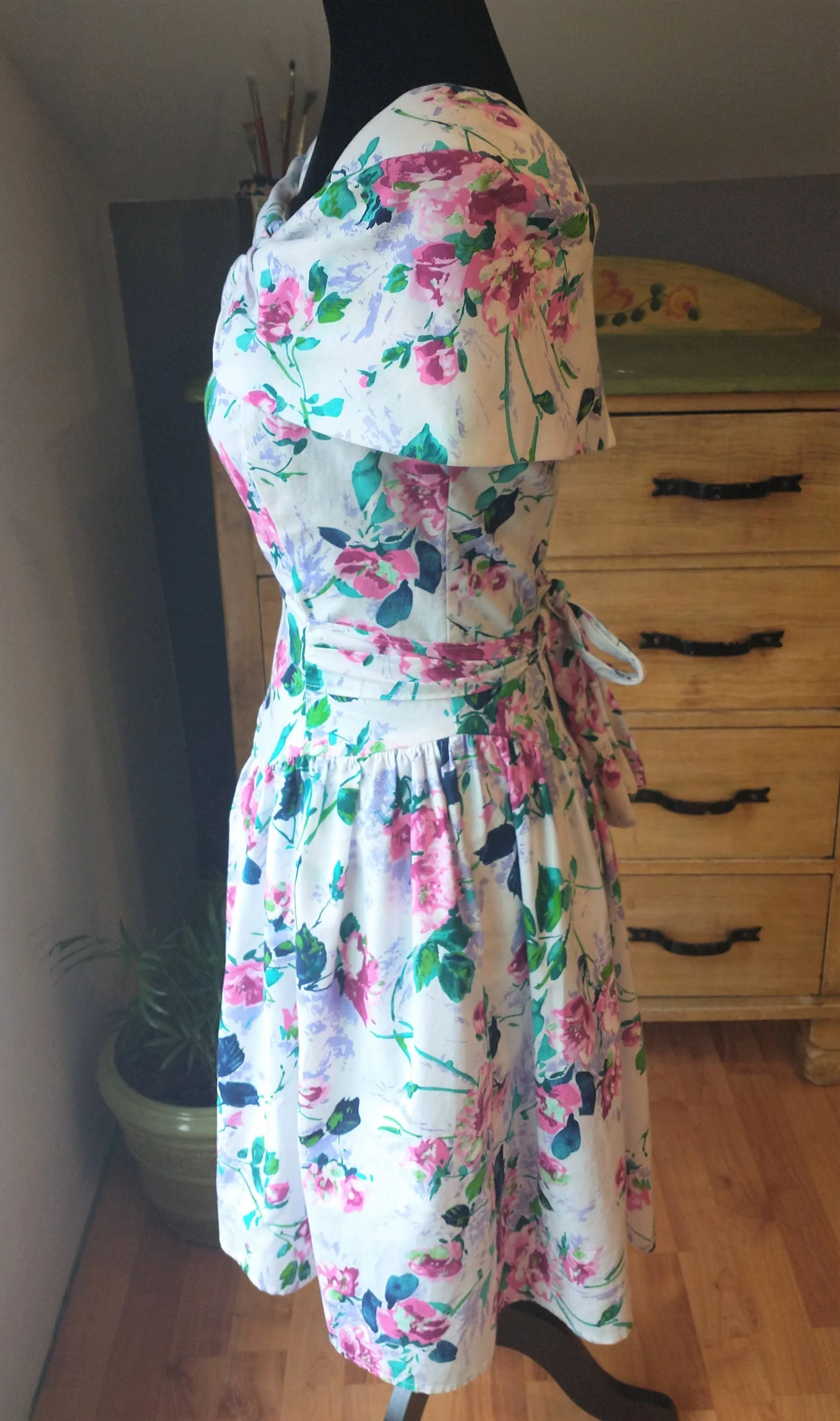 80s Floral White Fit and Flare Off The Shoulder Short Sleeve Dress Basque Waist Size Small by Byer Too! - Image 5