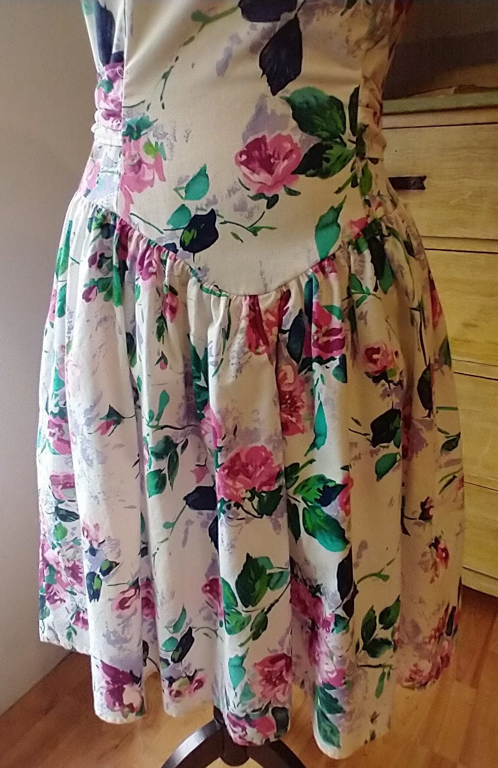 80s Floral White Fit and Flare Off The Shoulder Short Sleeve Dress Basque Waist Size Small by Byer Too! - Image 7