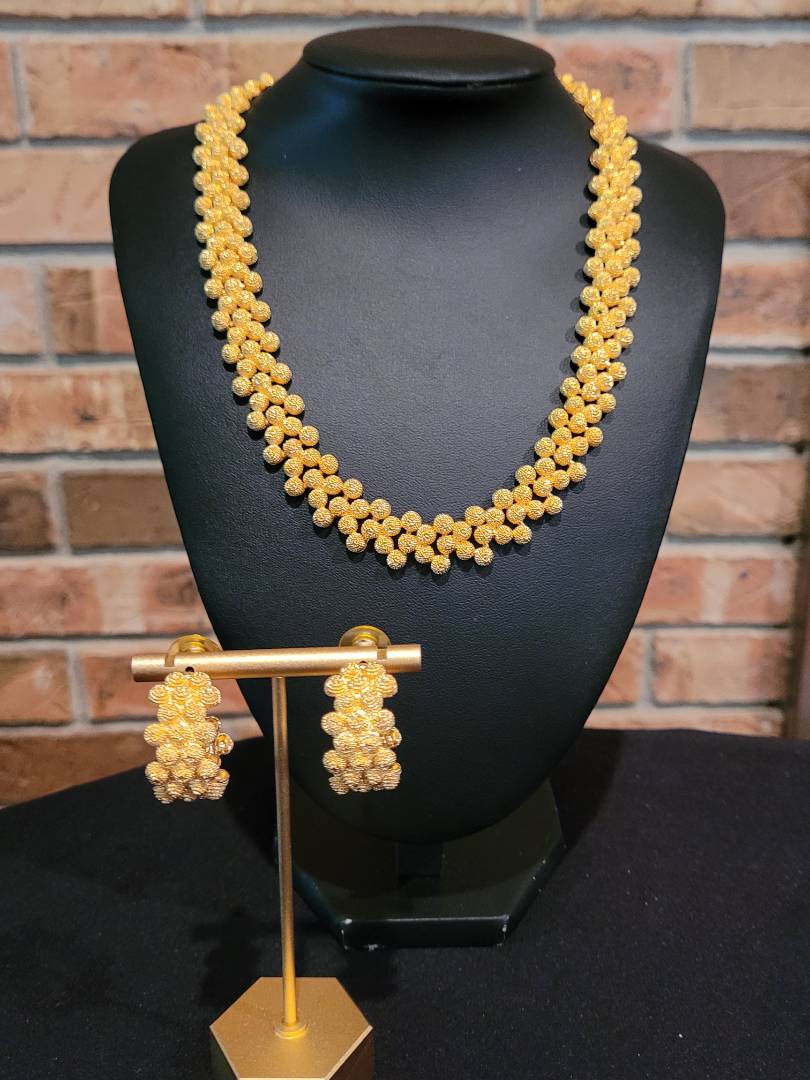 80s Gold Toned Choker Necklace With Matching Earrings - Image 5