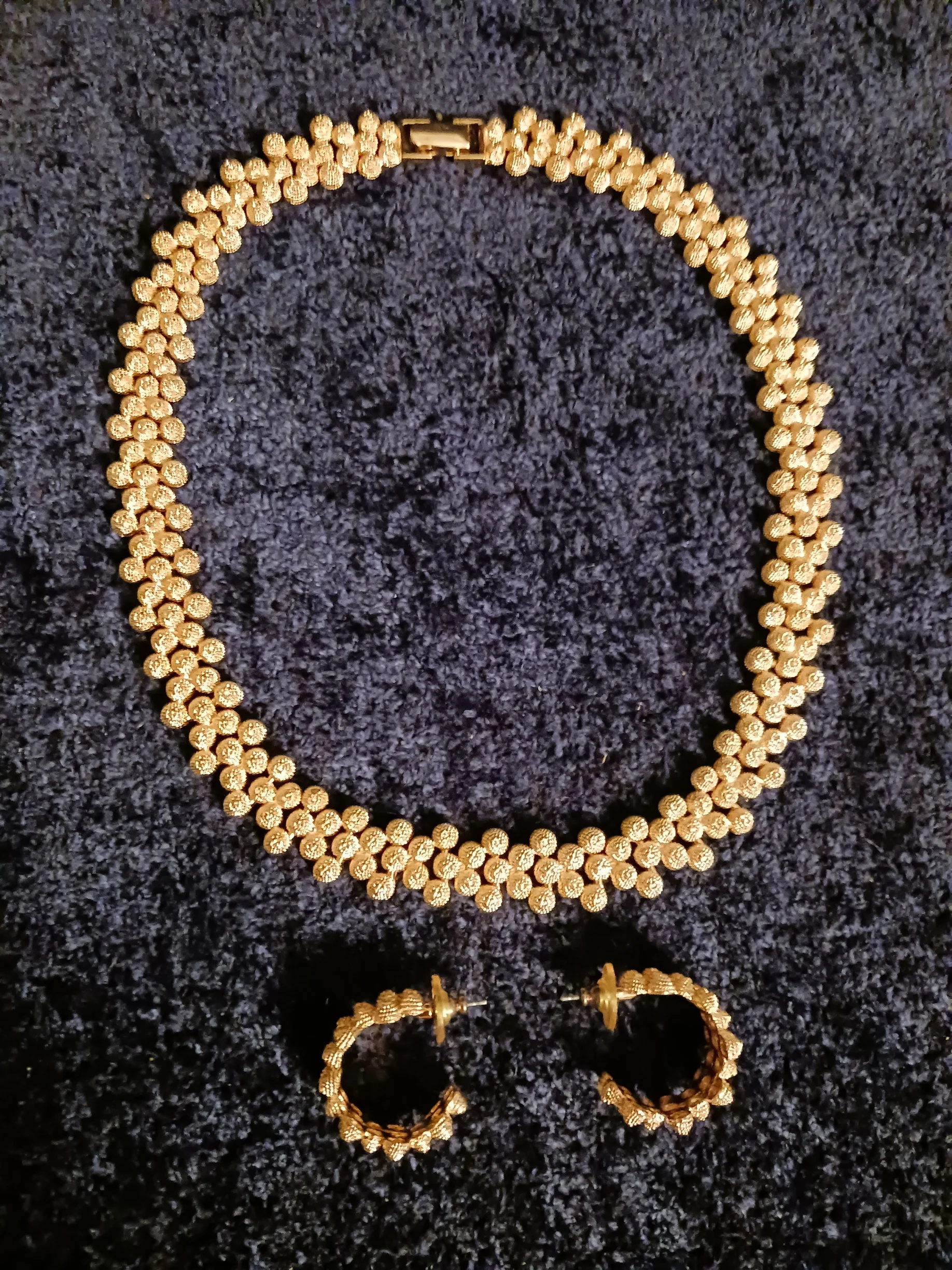 80s Gold Toned Choker Necklace With Matching Earrings - Image 6