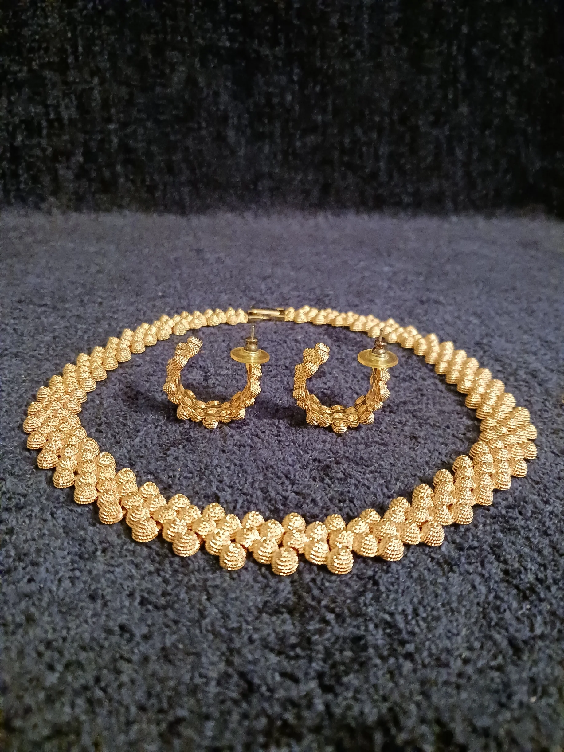 80s Gold Toned Choker Necklace With Matching Earrings - Image 8