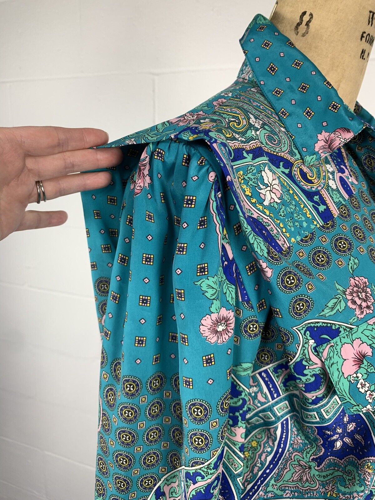 80s Green Paisley Crepe Accordion Pleat Safari Dress By Leslie Fay - Image 7