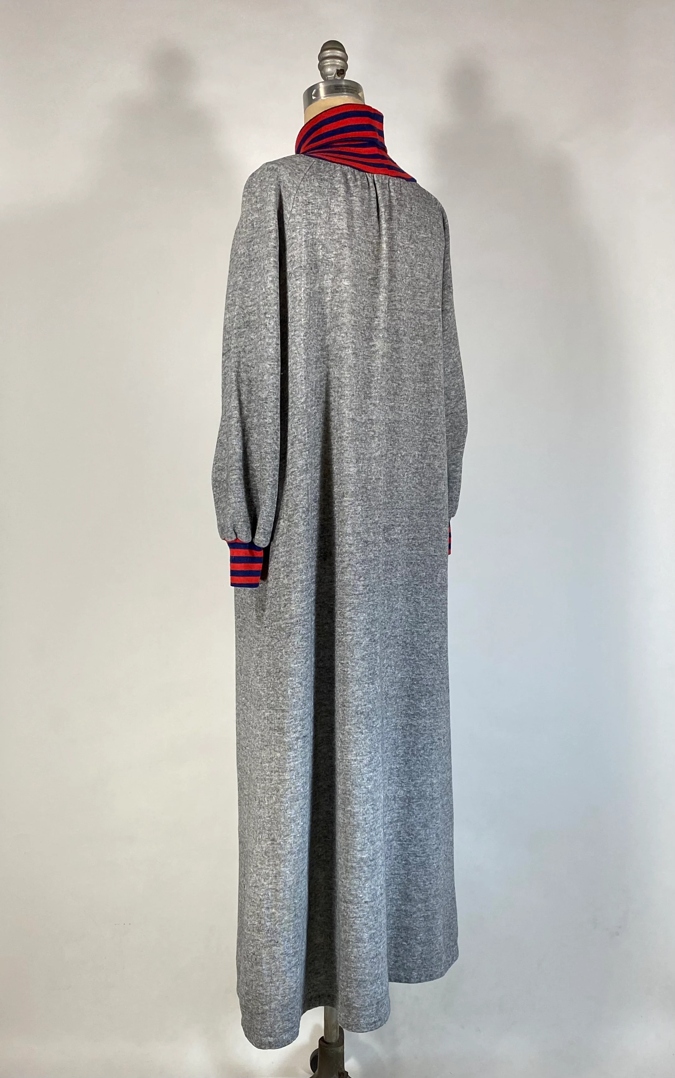 80s Heathered Gray Fleece Lined Jersey Nightgown By Clovis Ruffin - Image 5