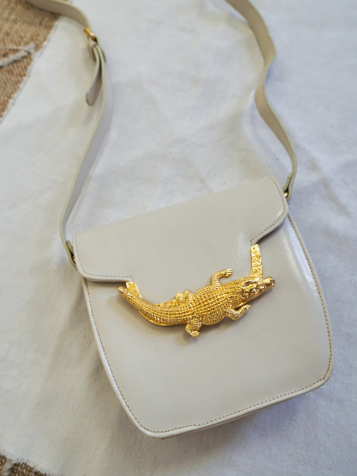 80s Ivory Leather Gold Metal Alligator Closure Bag By Great Bags - Image 4