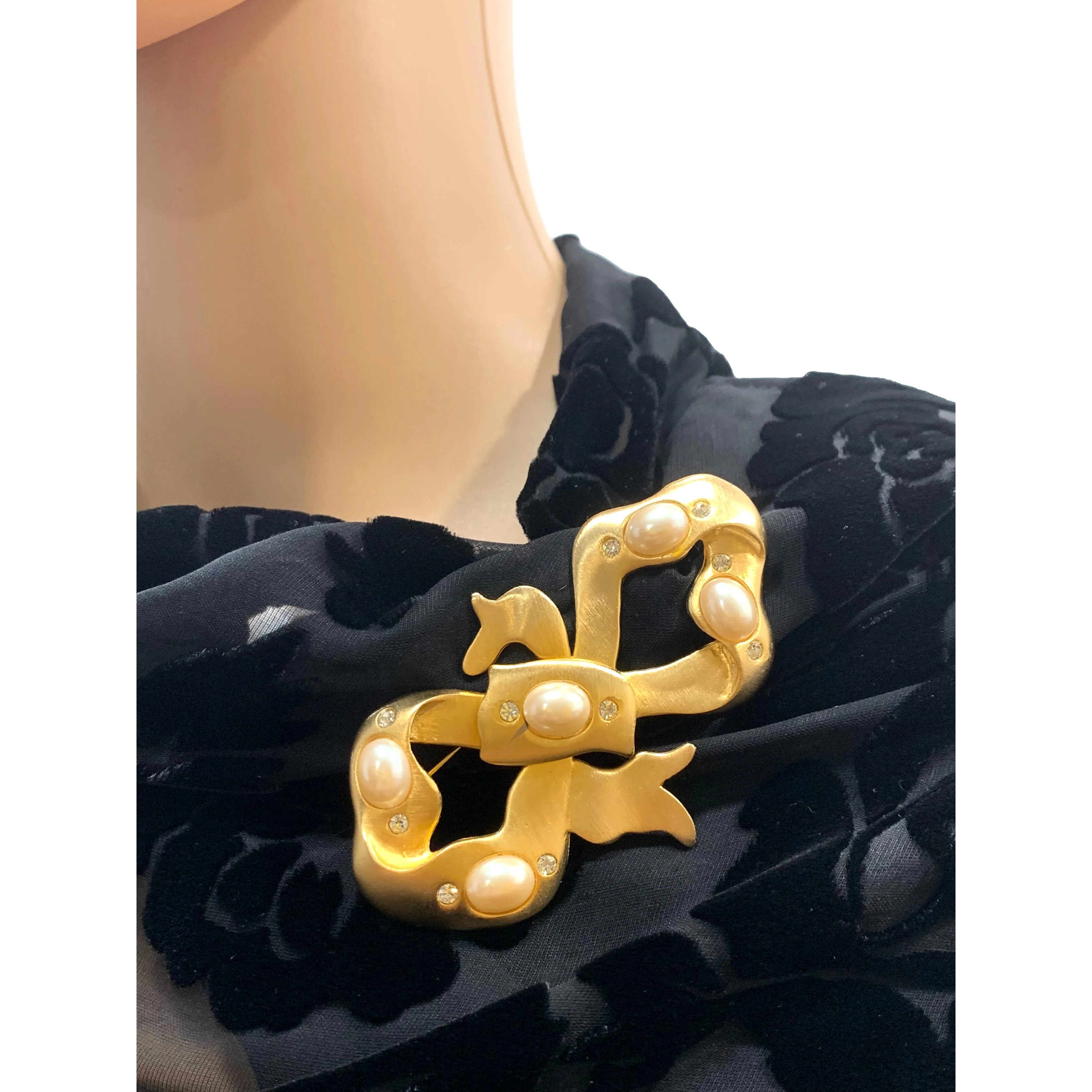 80s Large Avant Gardé Abstract Gold Bow Pin W Pearls By Avril - Image 4